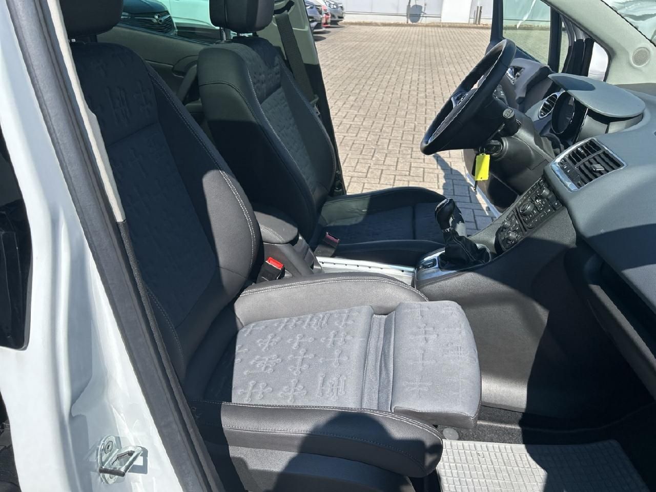 Fahrzeugabbildung Opel Meriva B Innovation, AHK, Panoramadach