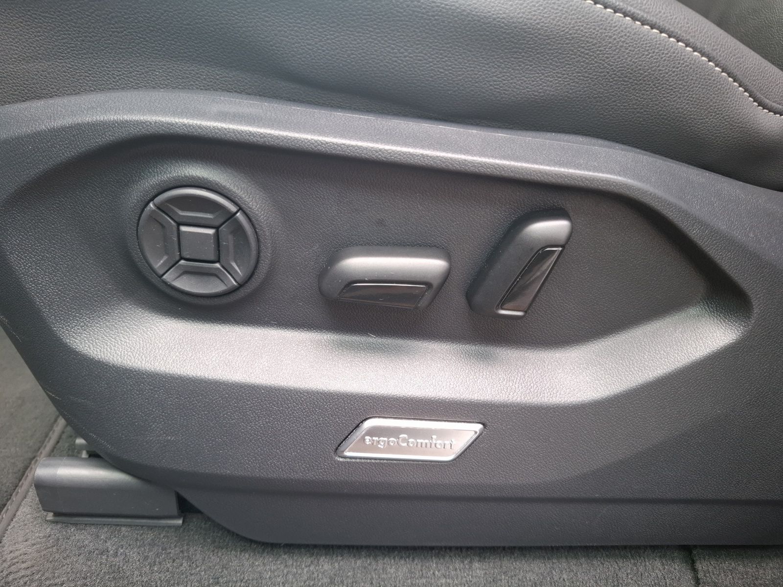 Fahrzeugabbildung Volkswagen Touareg TDI AHK Navi Leder ACC RFK SH 19"