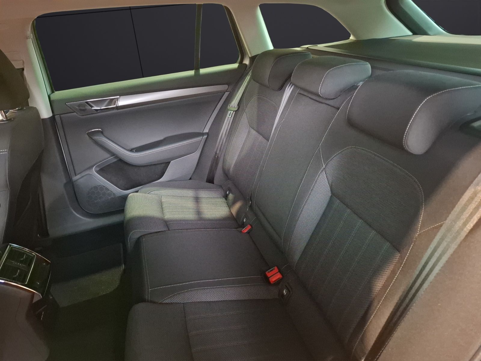 Fahrzeugabbildung SKODA Superb Combi TSI Style DSG Matrix AHK Navi AID b