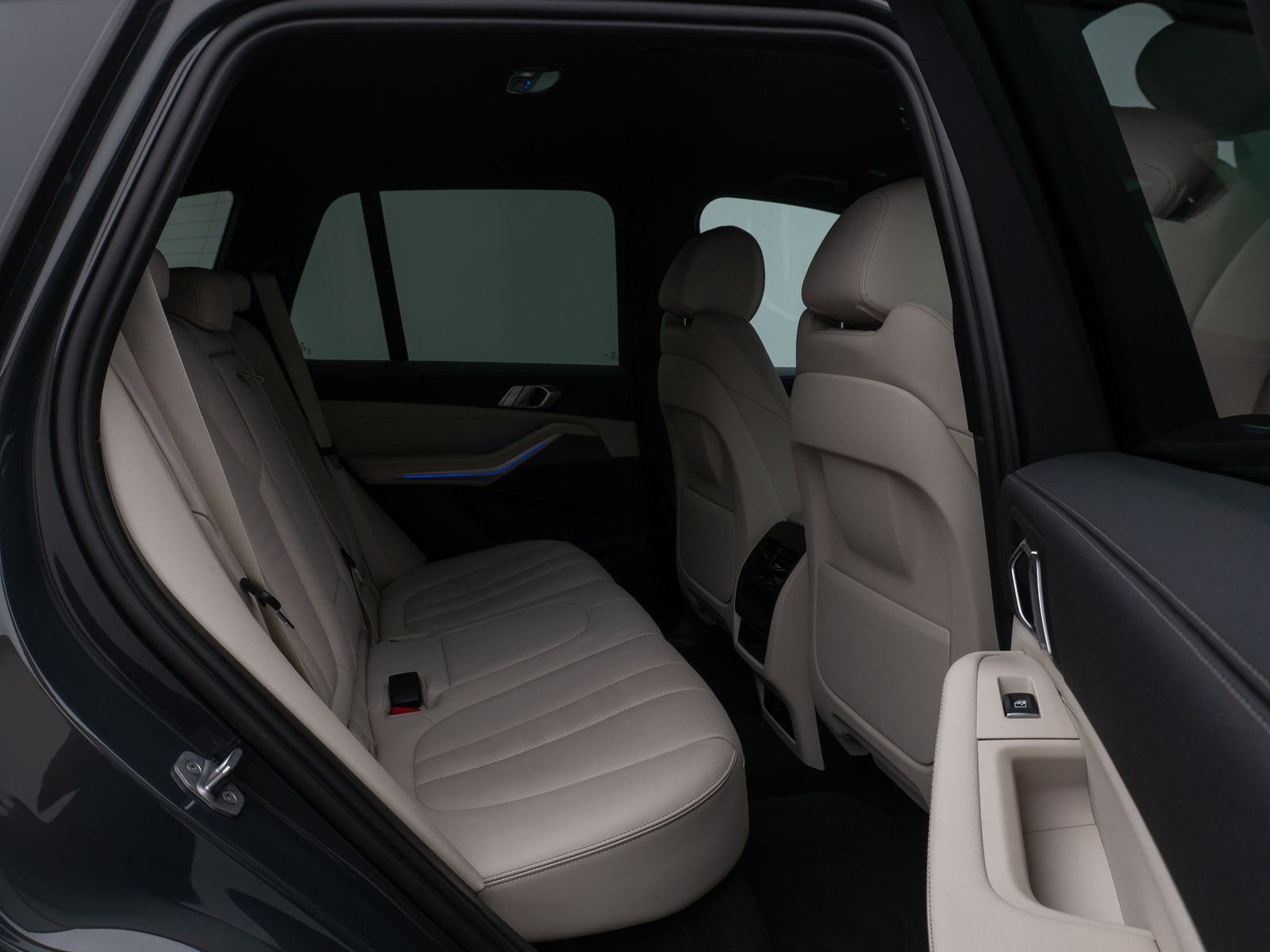 Fahrzeugabbildung BMW X5 xD30d M Sport Kamera HUD DAB HiFi Komfort 20"