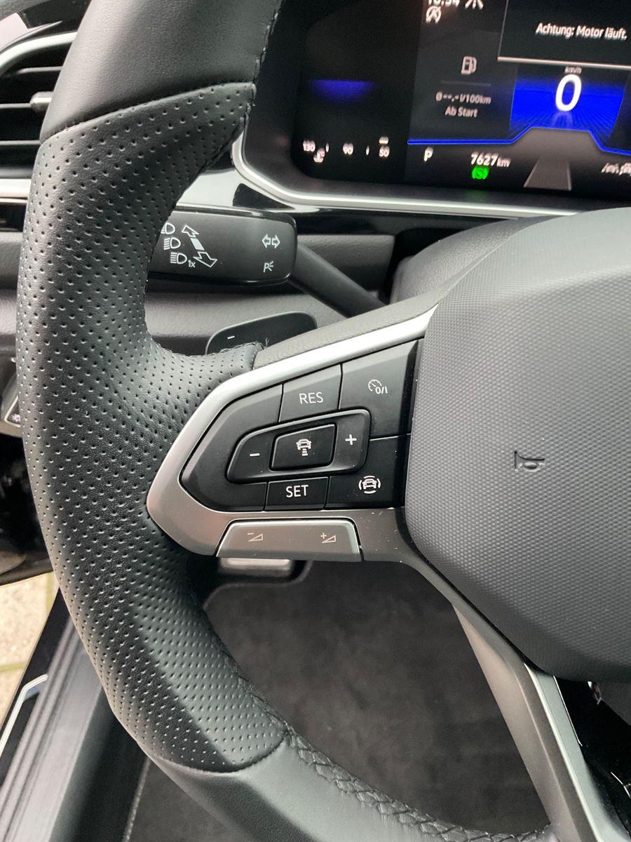 Fahrzeugabbildung Volkswagen T-Roc 1.5 TSI DSG R Line,AHK,ACC,Kamera,Navi