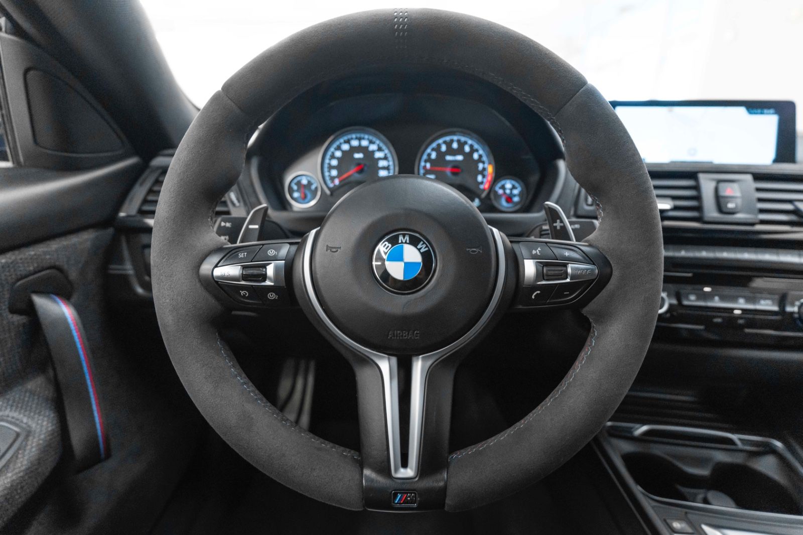 Fahrzeugabbildung BMW M4 CS Head UP LED NAV KAM PDC DKG