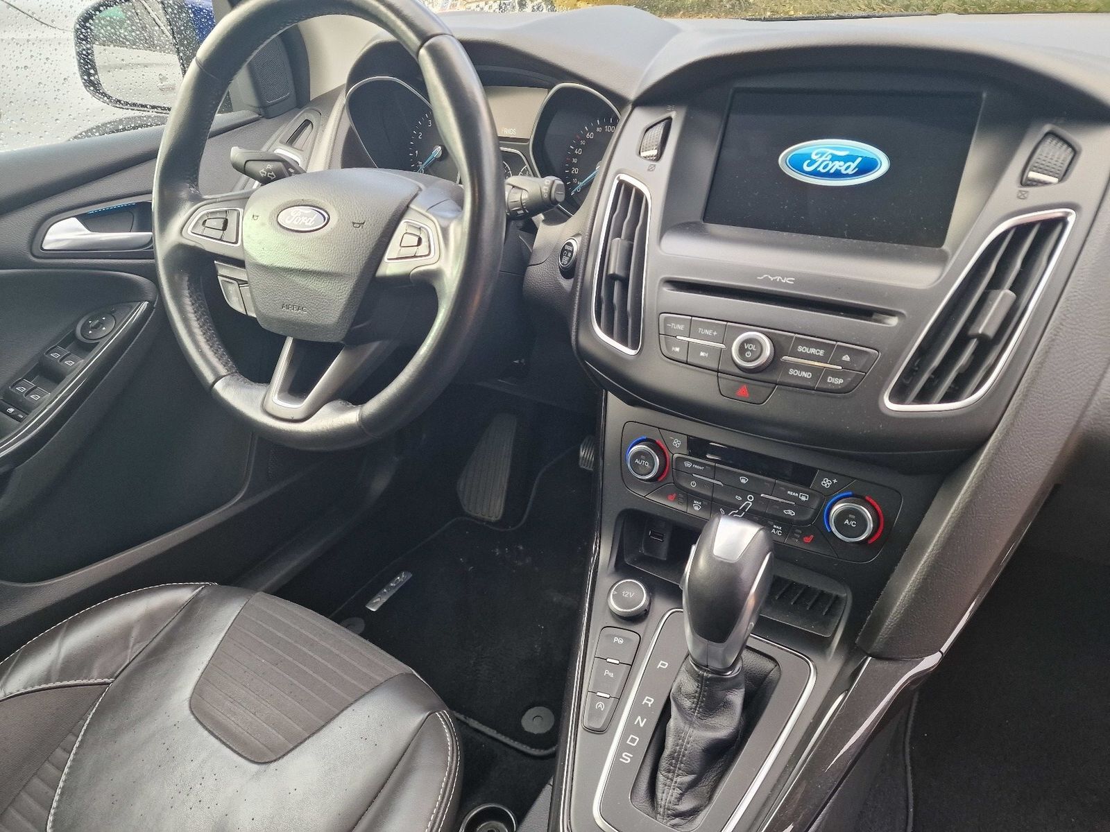 Fahrzeugabbildung Ford Focus Turnier Titanium, AHK,Xenon,Navi