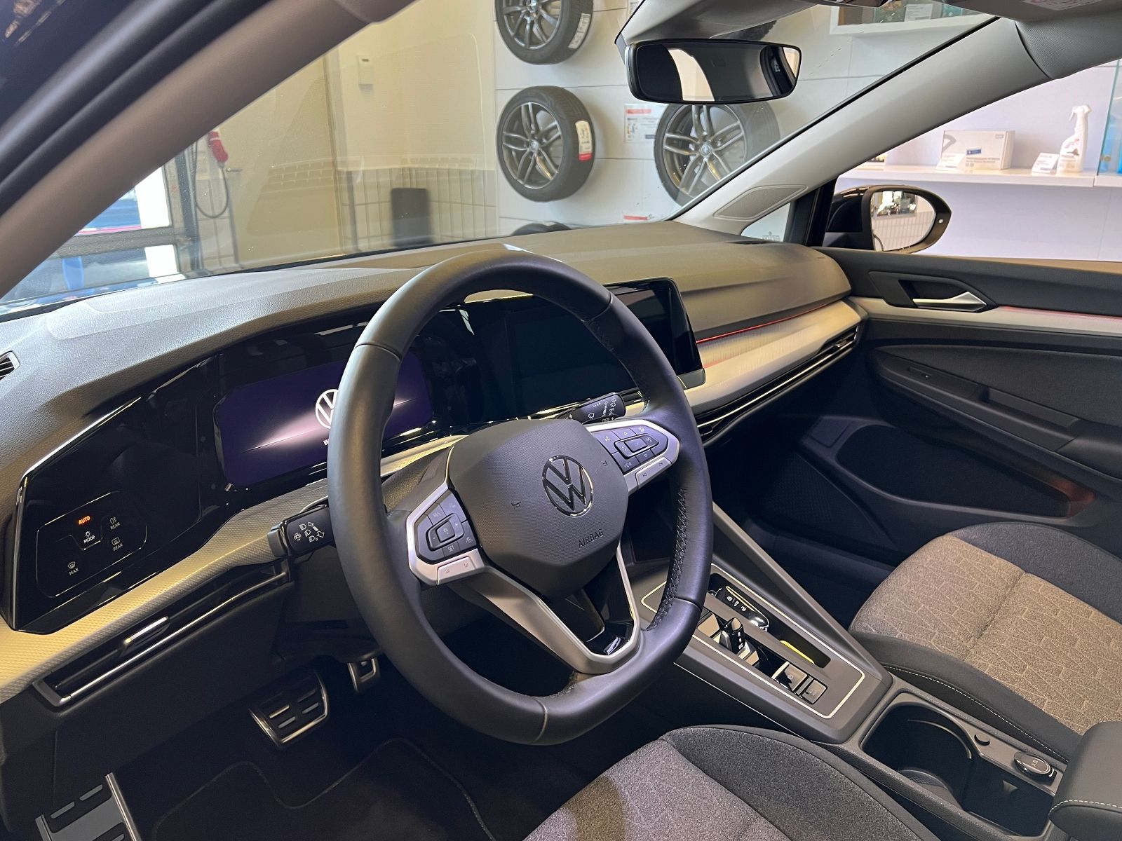 Fahrzeugabbildung Volkswagen Golf VIII MOVE 1.5 eTSI DSG *AHK, LED,Navi, 16'-