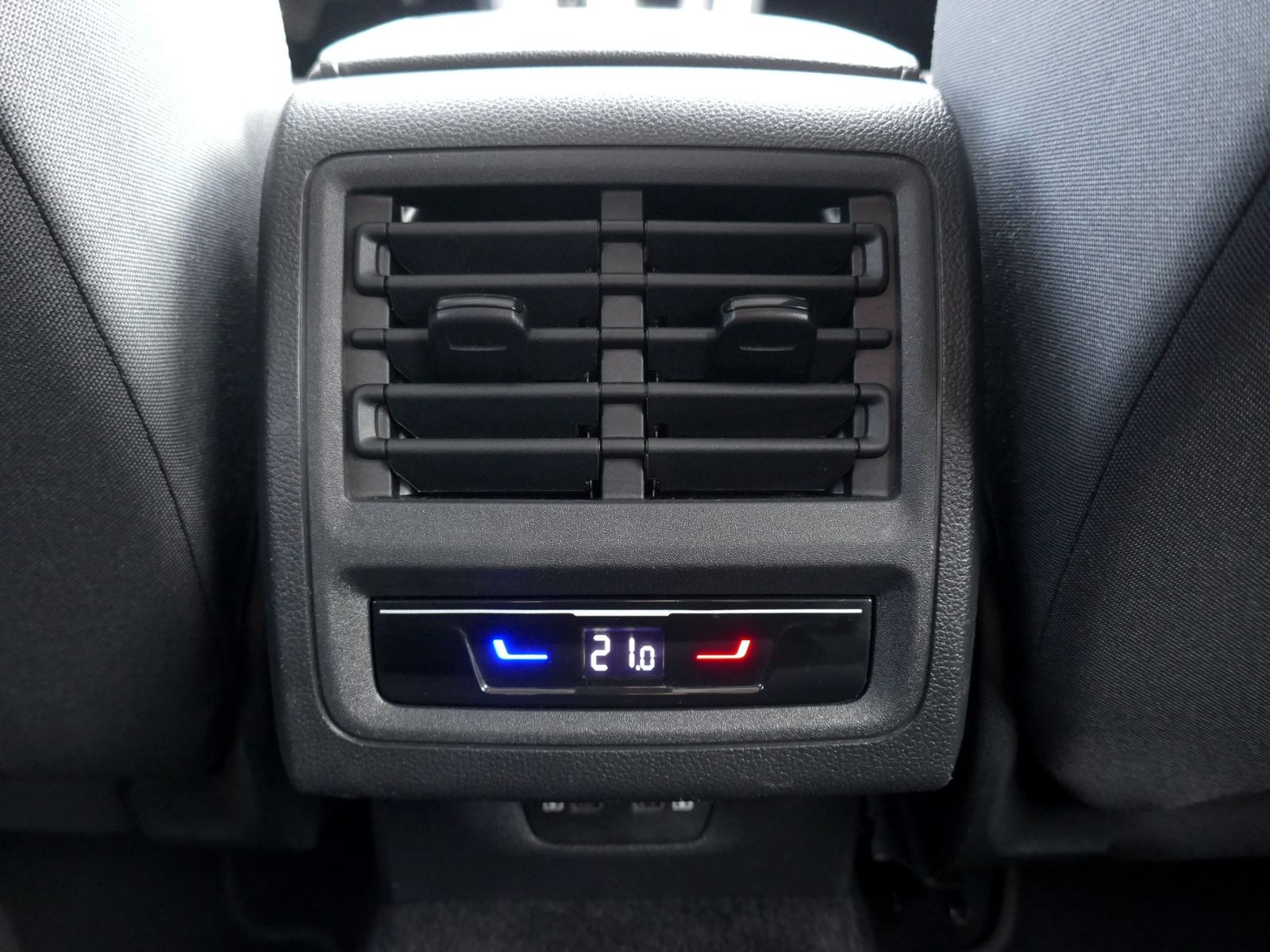 Fahrzeugabbildung Volkswagen Golf VIII Active 2.0 TDI DSG | LED AHK RFK ACC