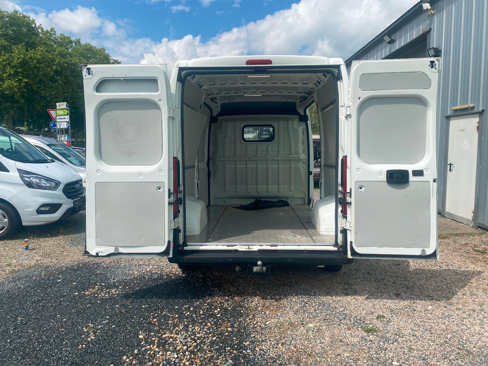 Fahrzeugabbildung Peugeot BoxerKastenHochraum330 L2H2 PremiumBlueHDi,AHK