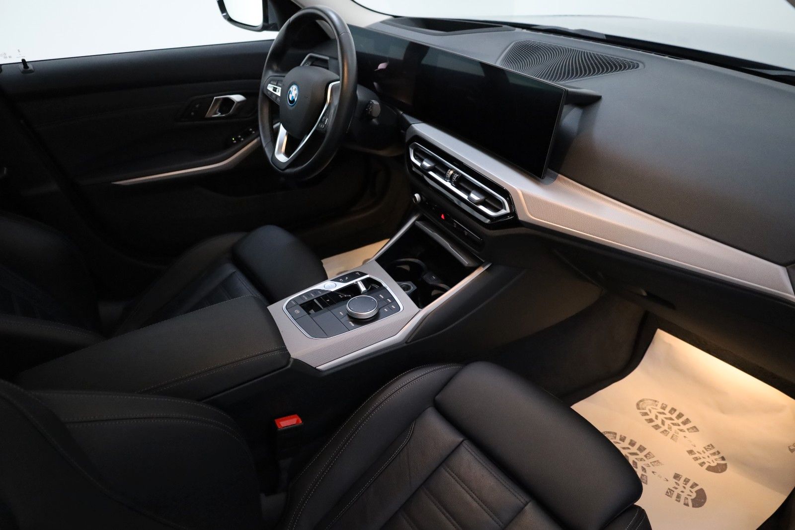 Fahrzeugabbildung BMW 330 e Touring,Leder,Navi,LED,Kamera,HUD, Curved