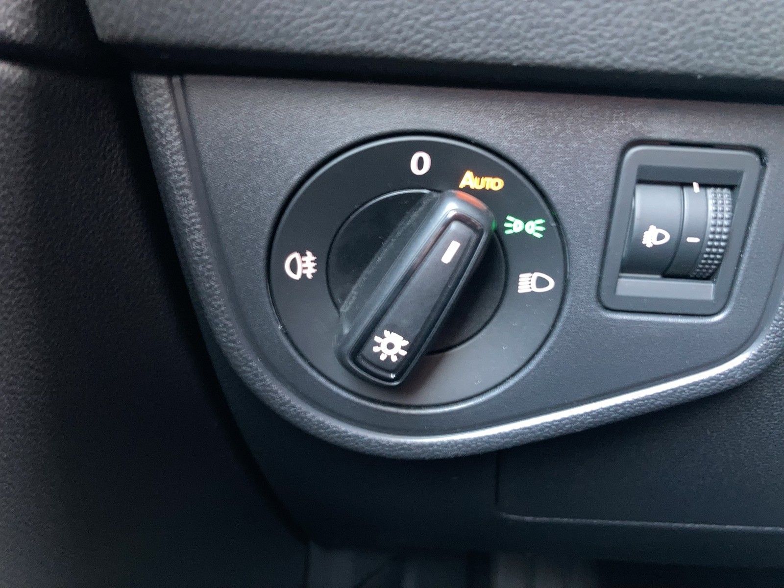 Fahrzeugabbildung Volkswagen Polo TSI Active DSG LED Navi ACC PDC SH
