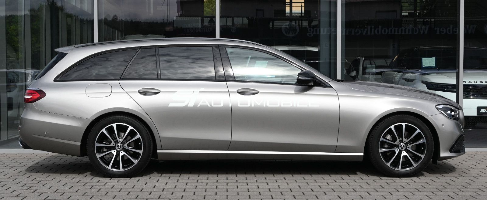Fahrzeugabbildung Mercedes-Benz E 220 d T Avantgarde °NIGHT°AHK°STANDHZ°BURMEST°