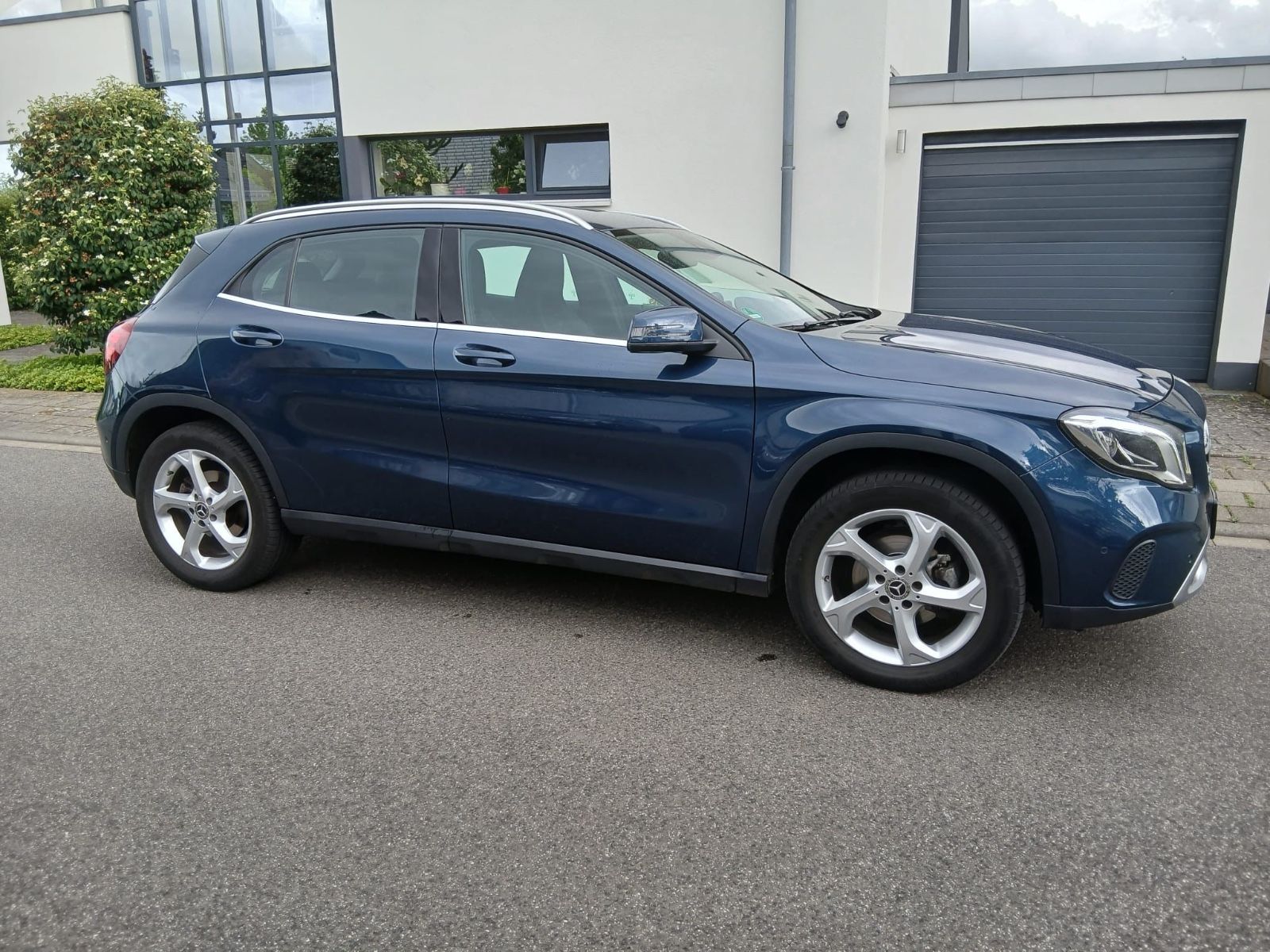 MERCEDES-BENZ GLA 180 DCT -