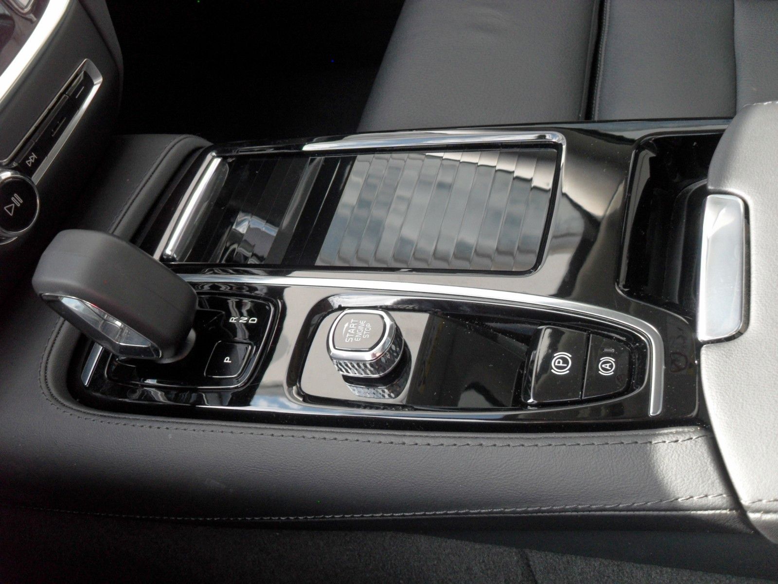 Fahrzeugabbildung Volvo S60T8 Lim. Ultimate Dark | 360° | HeadUp | Pano.