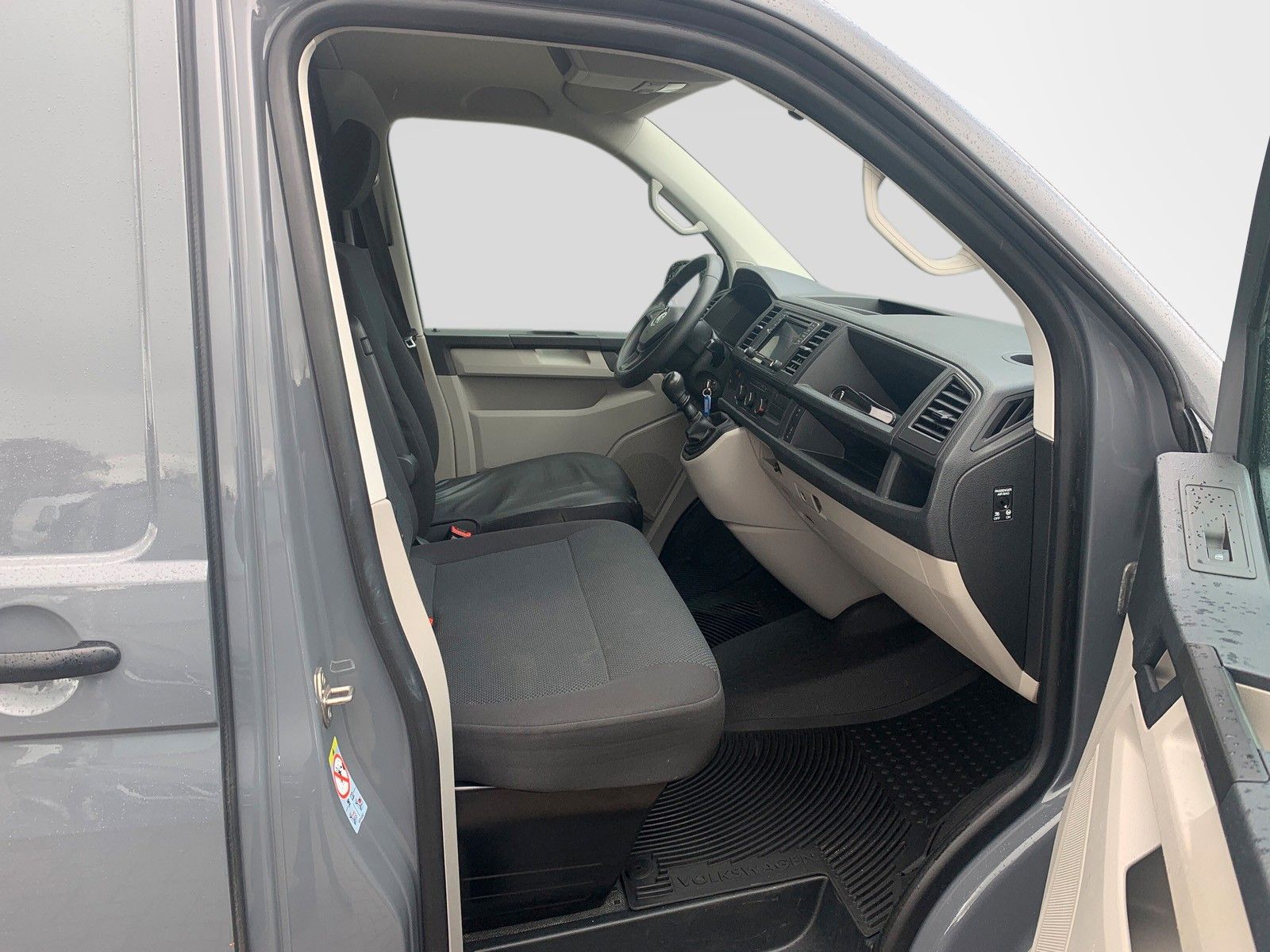 Fahrzeugabbildung Volkswagen T6 Transporter Kasten *Werkbankausbau* *3000mm*