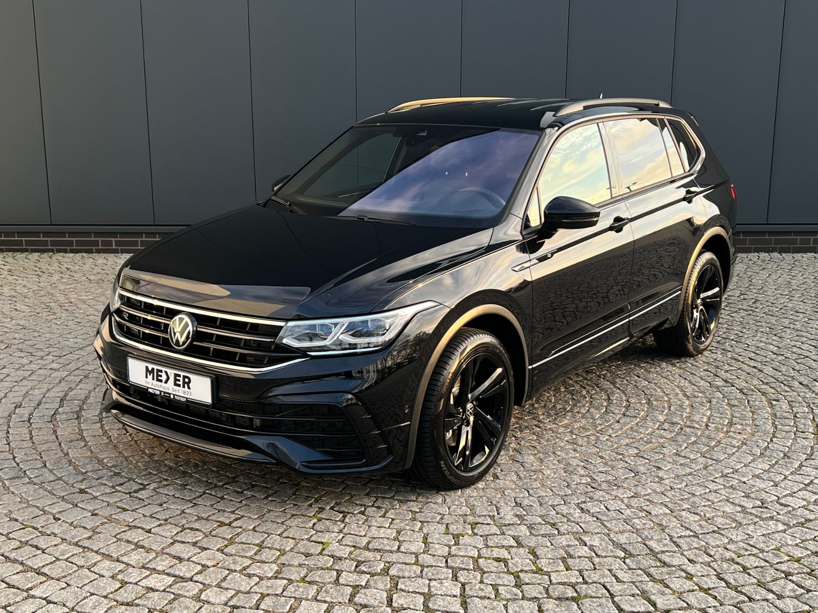 Fahrzeugabbildung Volkswagen Tiguan Allspace R-Line 2.0 TDI DSG 4MOTION *AHK,