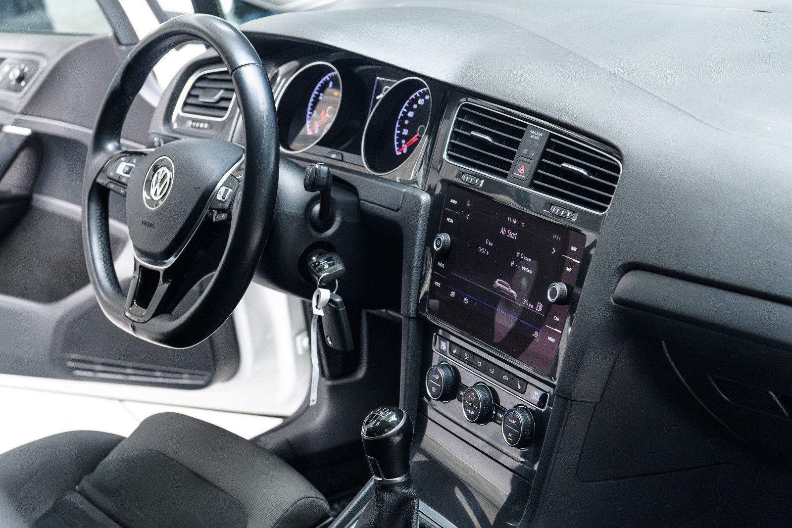 Fahrzeugabbildung Volkswagen Golf VII Variant+R-LINE+AHK+SHZ+NAVI+RFK+GJR