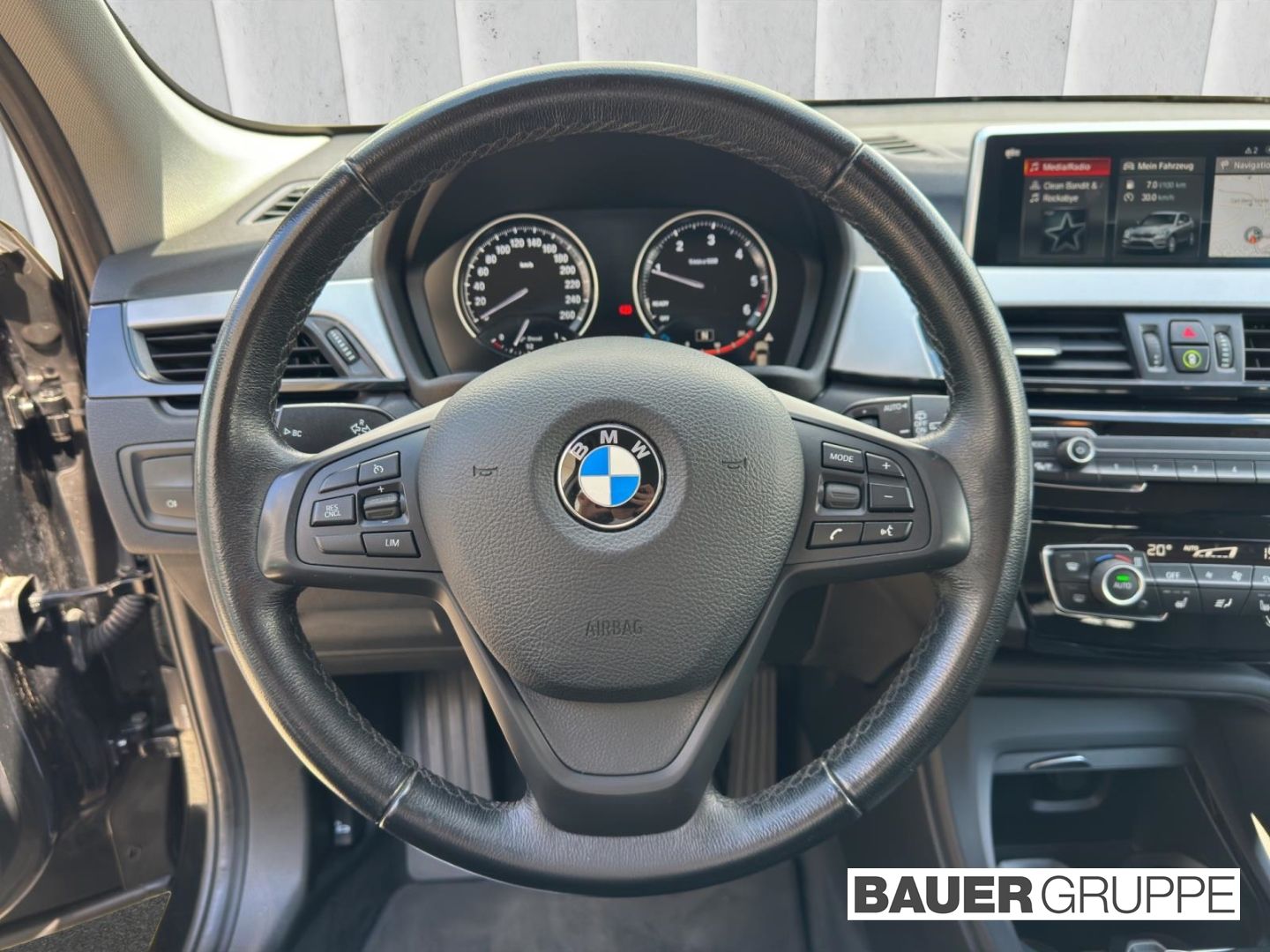 BMW X1 sDrive18d Advantage RFK AHK Navi LED El. Heck foto 11