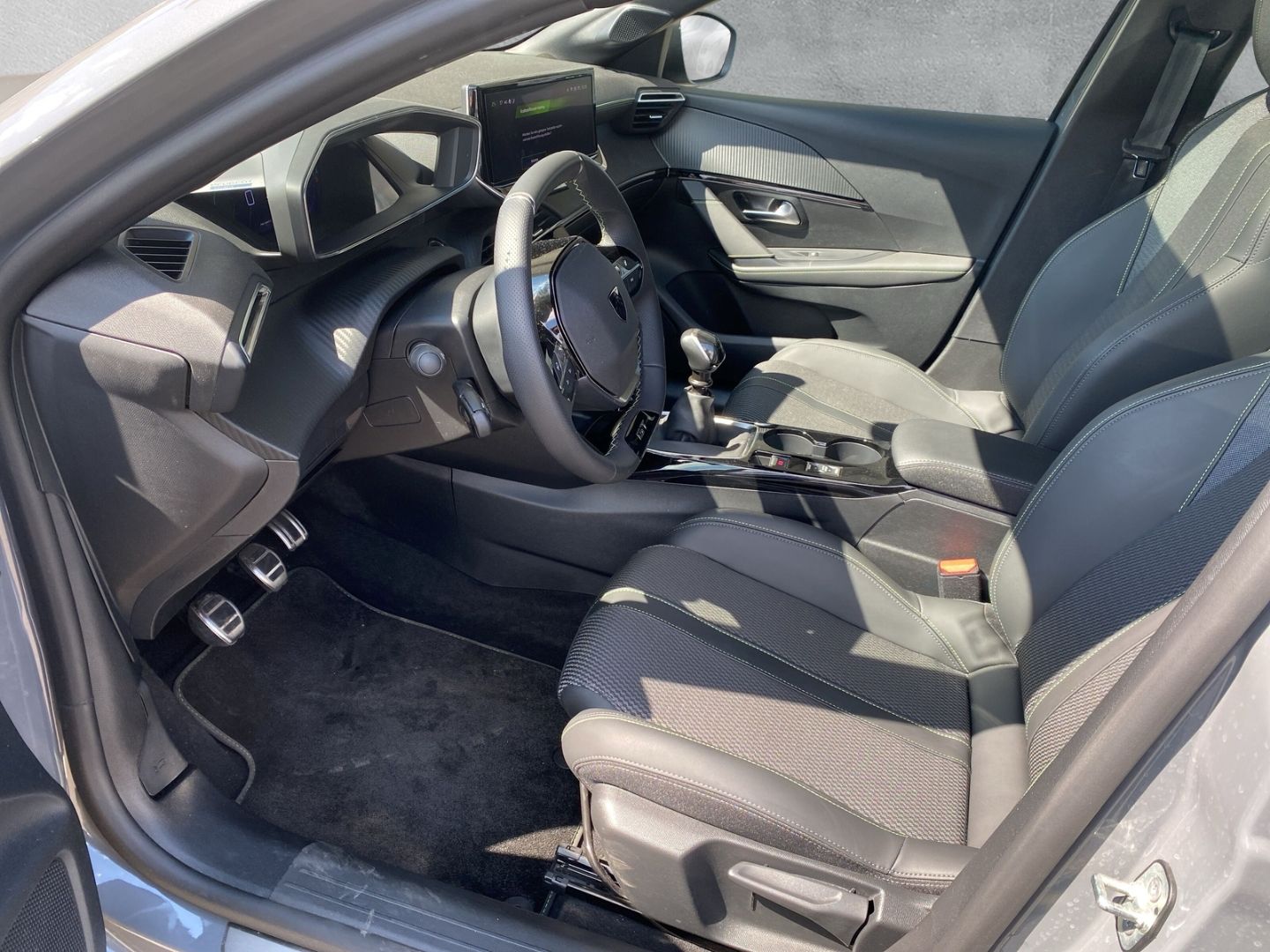 Fahrzeugabbildung Peugeot 208 GT 1.2 PureTech 100 EU6e *Navi*RFK*Sitzh.*LE