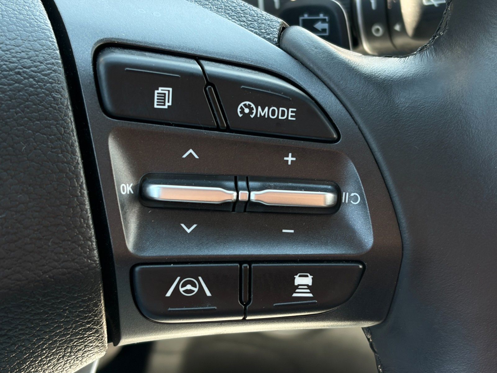 Fahrzeugabbildung Hyundai KONA E Select CarPlay Kamera LHZ SHZ ACC KZG
