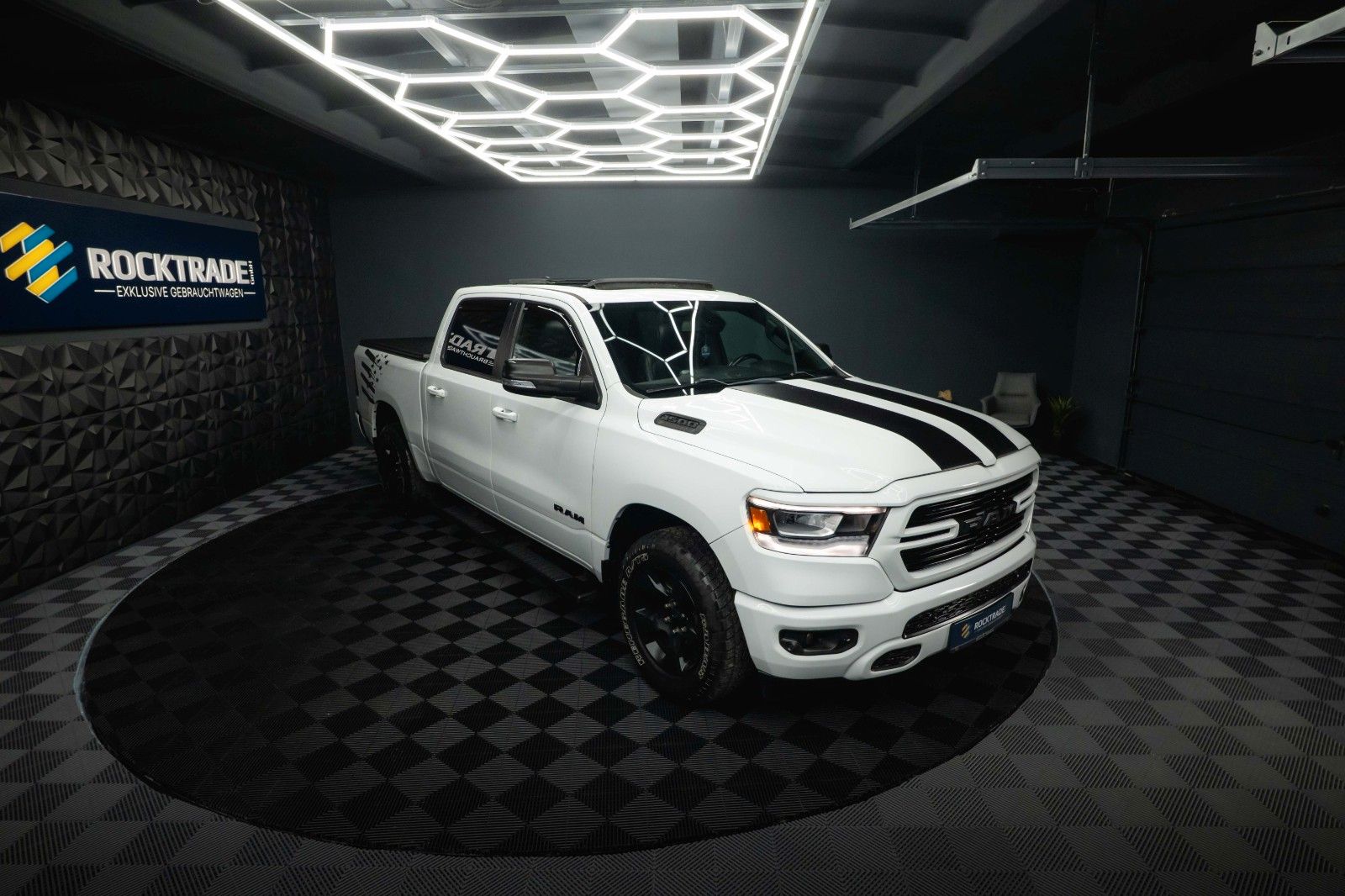 Fahrzeugabbildung Dodge RAM 5.7 V8 HEMI 4x4 OFFROAD Night-Paket *PANO*