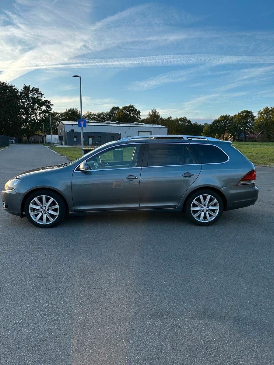 Volkswagen Golf 2011 — rear view
