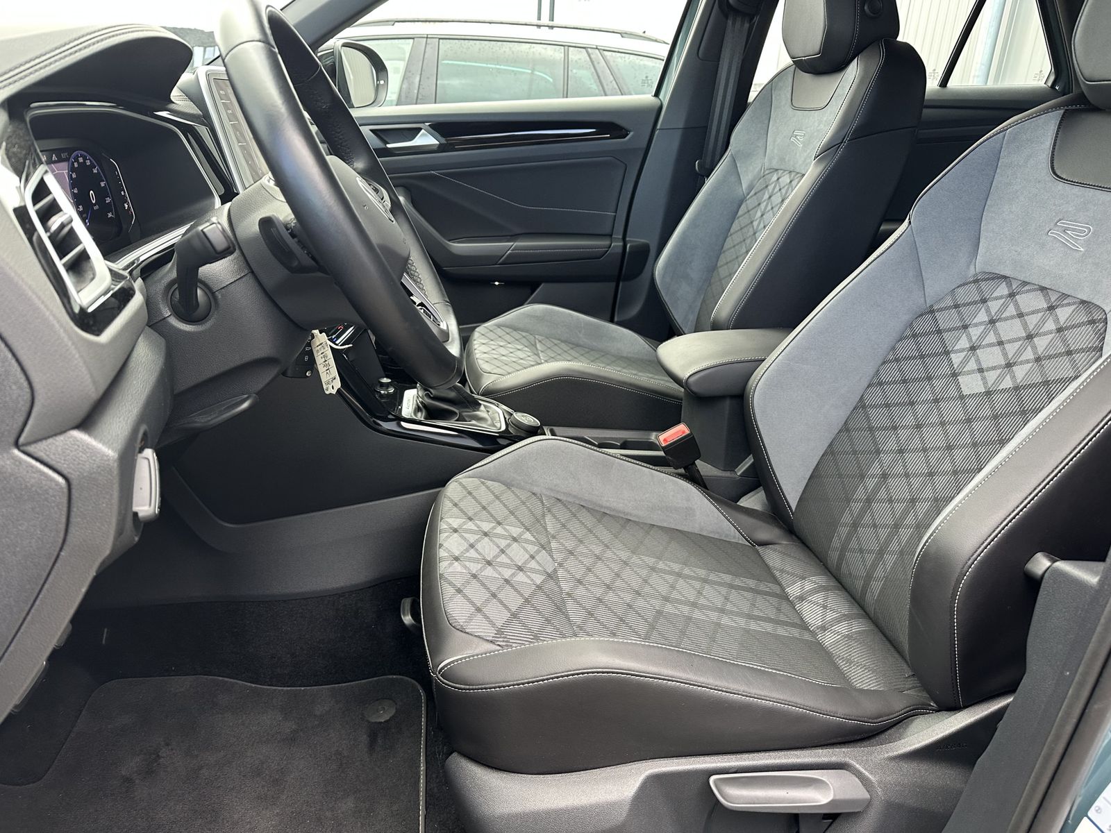 Fahrzeugabbildung Volkswagen T-Roc 2.0 TDI R-Line 4Motion NAV+LED+V-COCK+KAM
