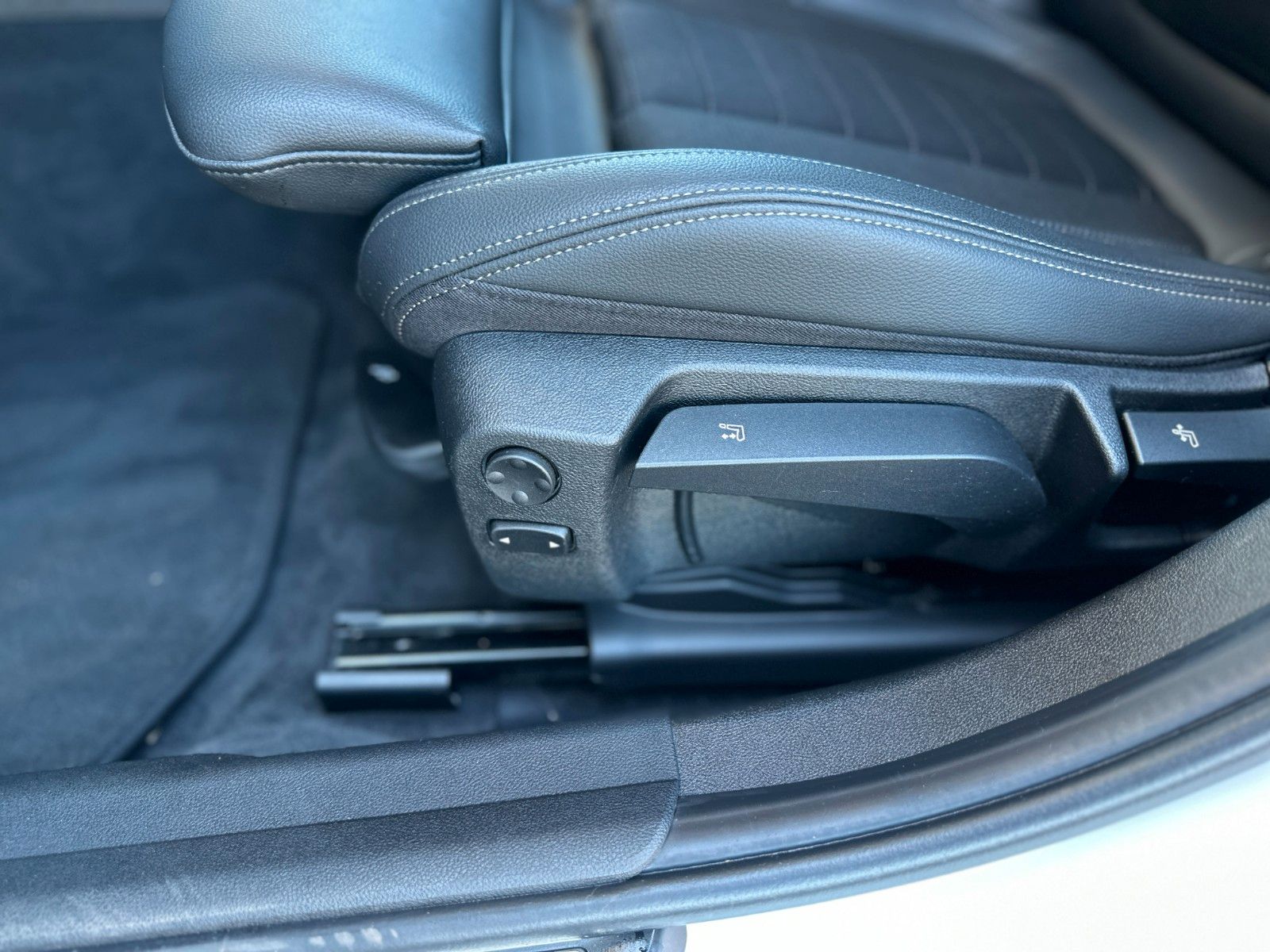 BMW 330e LC.PRO ACC LASER CARPLAY HUD HiFi KAMERA foto 23