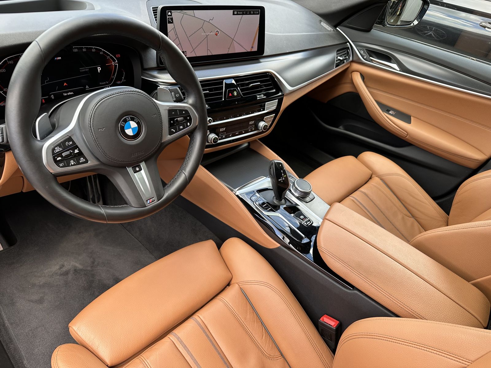 Fahrzeugabbildung BMW 540i Touring xDrive M-Sport NAV+LASER+PANO+HEAD