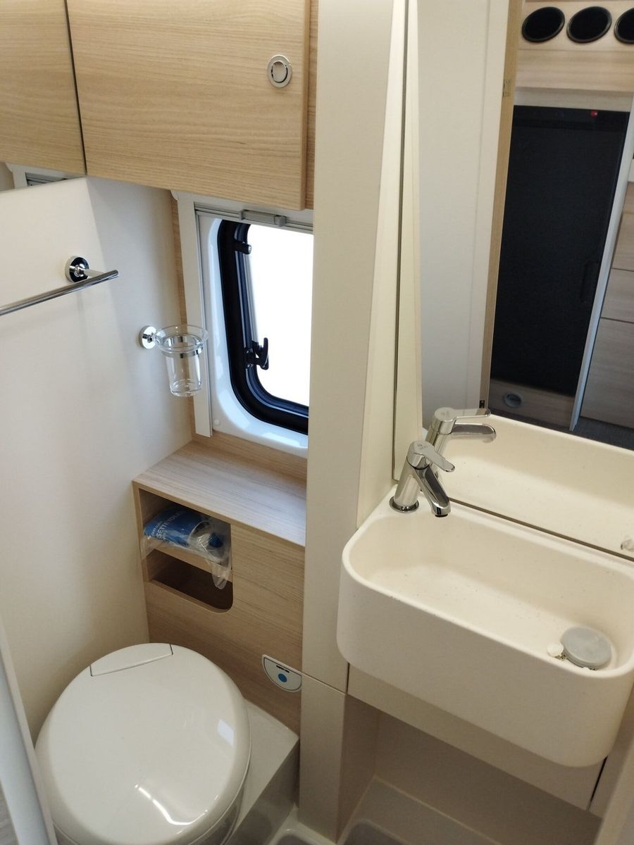 Fahrzeugabbildung Eura Mobil Van V 635 HB RFK, Captain-Chair-Sitze, Skyroof