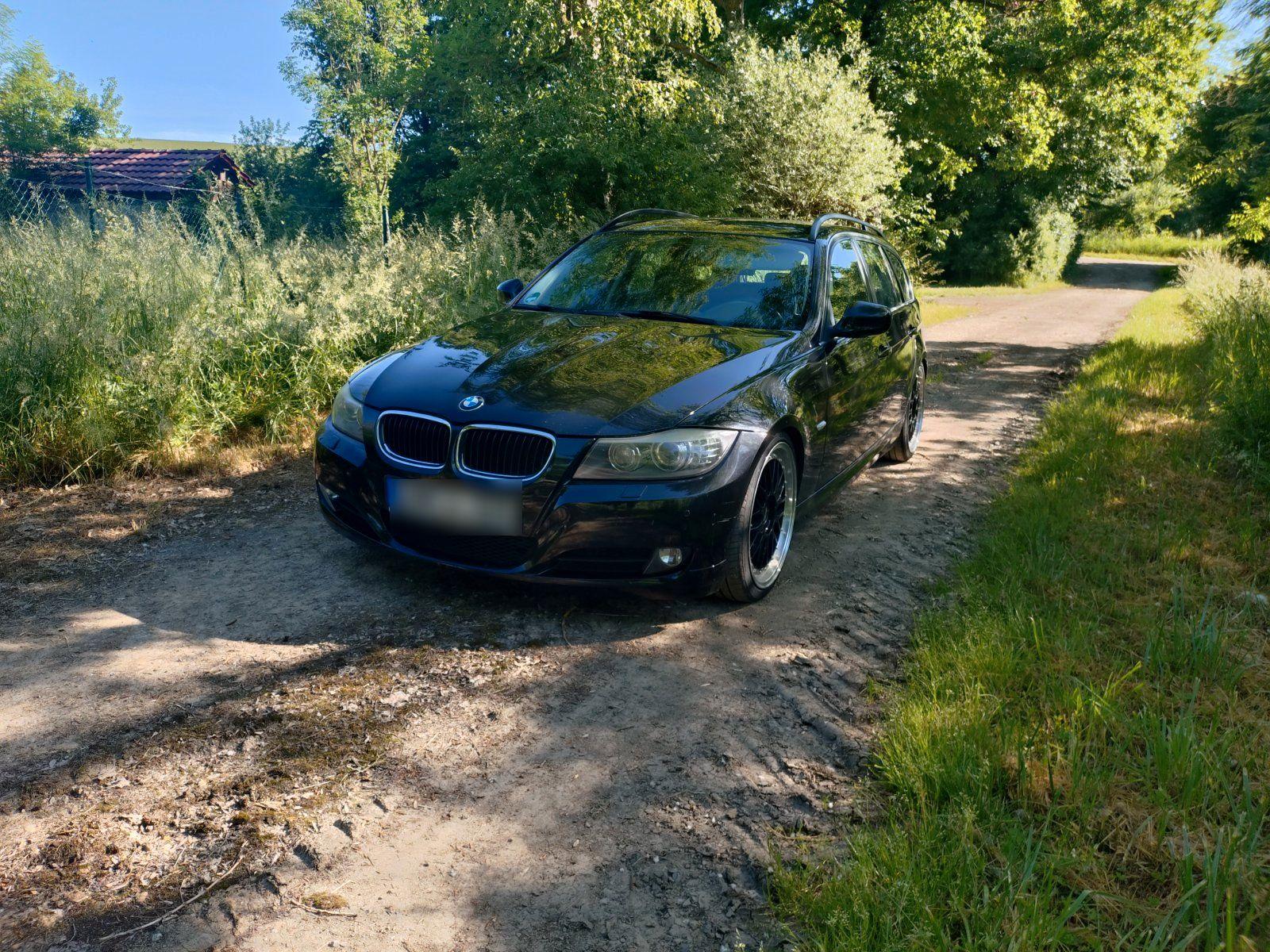 BMW 325 2009 — rear view