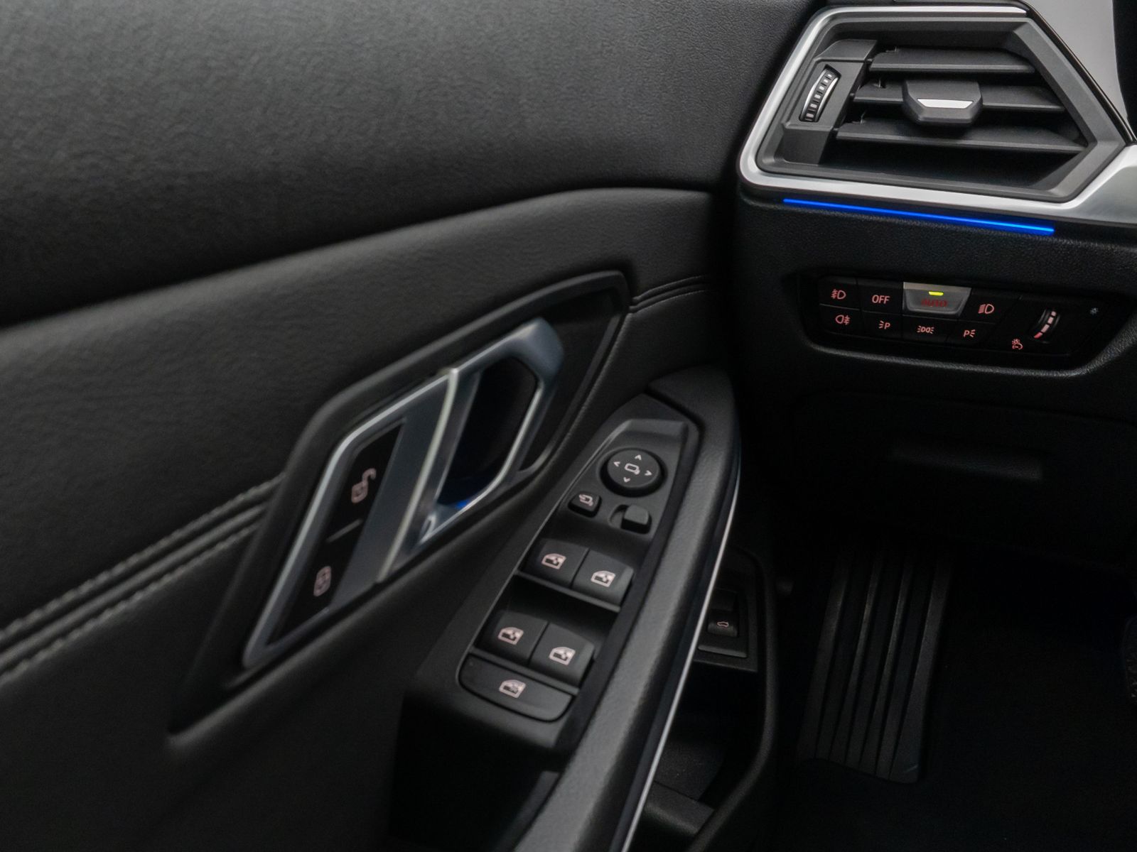 Fahrzeugabbildung BMW 320d  Sport Line Panorama HUD DAB Lordos LED PDC