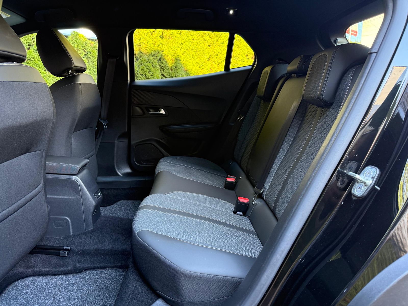 Fahrzeugabbildung Peugeot 2008 1.5Blue-HDI Allure LED+NAV+SHZ+AHK+KAM+VIRT