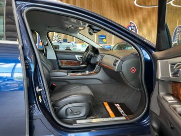 Jaguar XF *Keyless*AHK*BI-XENON*Leder*2-Zonen*