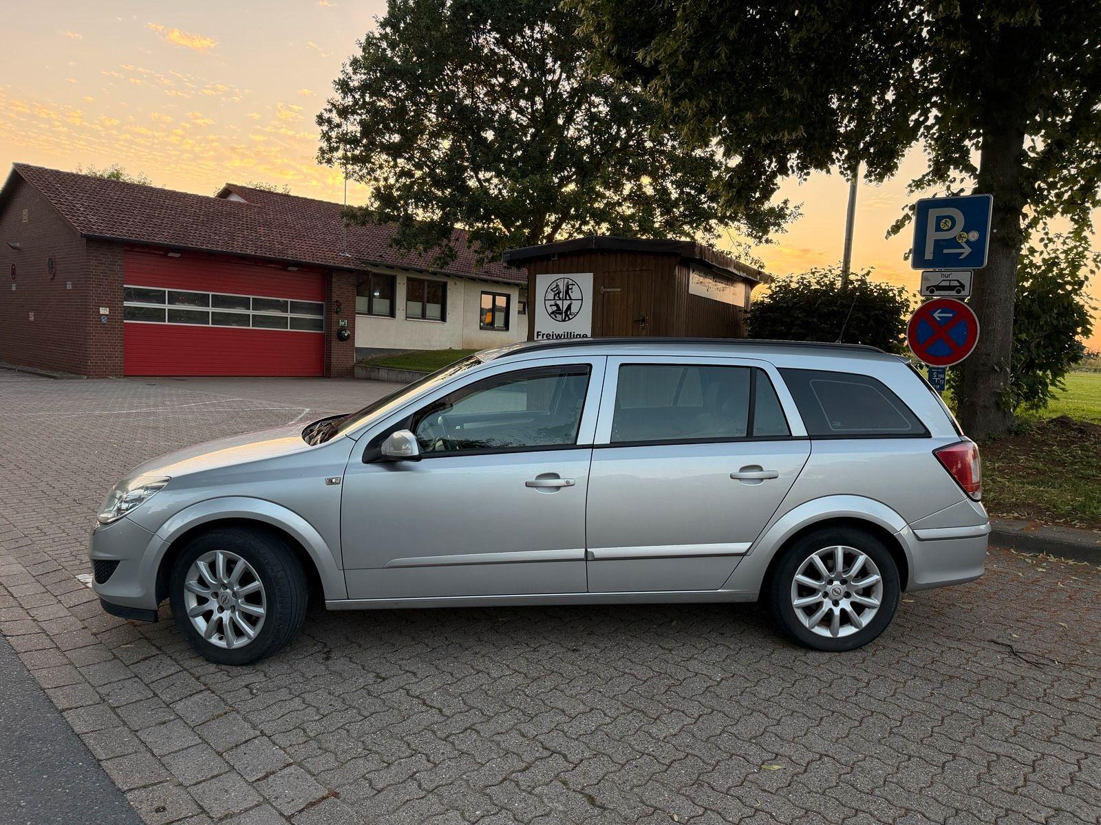 Opel Astra 2009 — вигляд ззаду