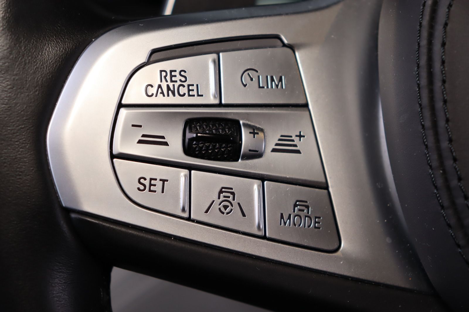Fahrzeugabbildung BMW 750 L i xDrive M Paket Night-Vision * 4x Massage