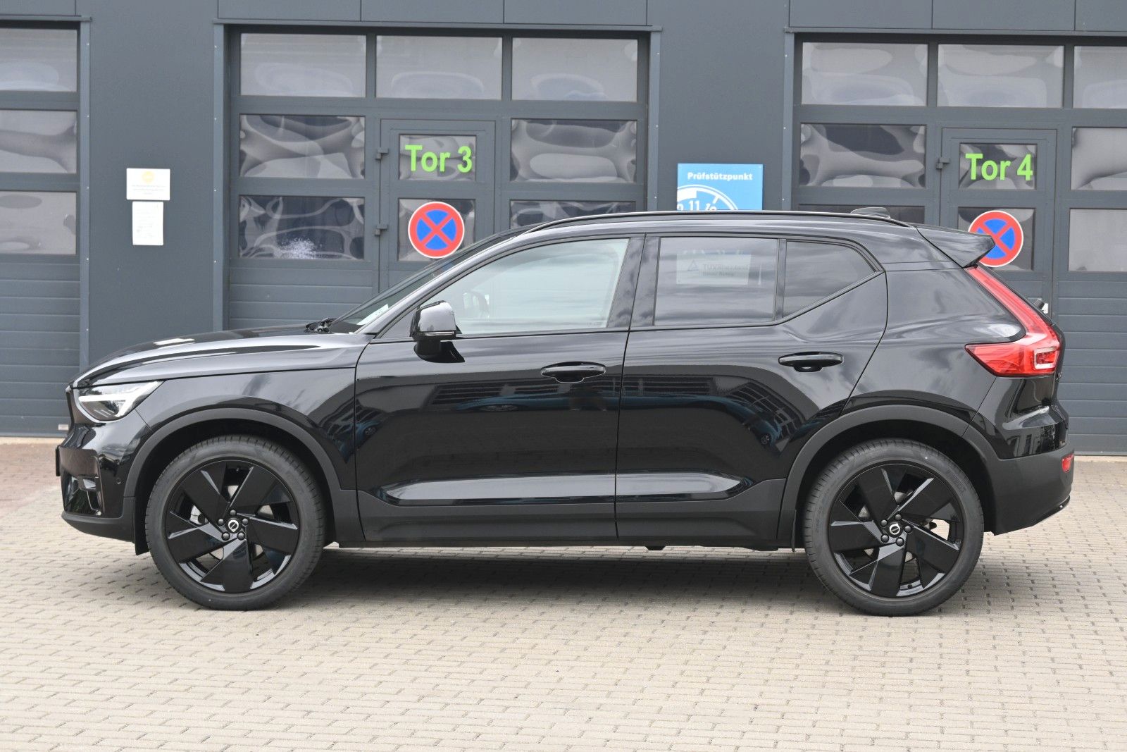 Fahrzeugabbildung Volvo XC40 B3 Plus Black Edition*LED*360*H&K*BLIS*20"