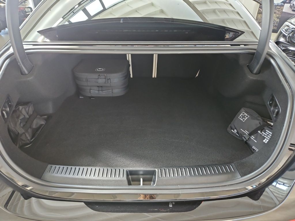 Fahrzeugabbildung Mercedes-Benz E 300 e 4M Limousine +AMG+NIGHT+AHK+WINTER+4D-SO