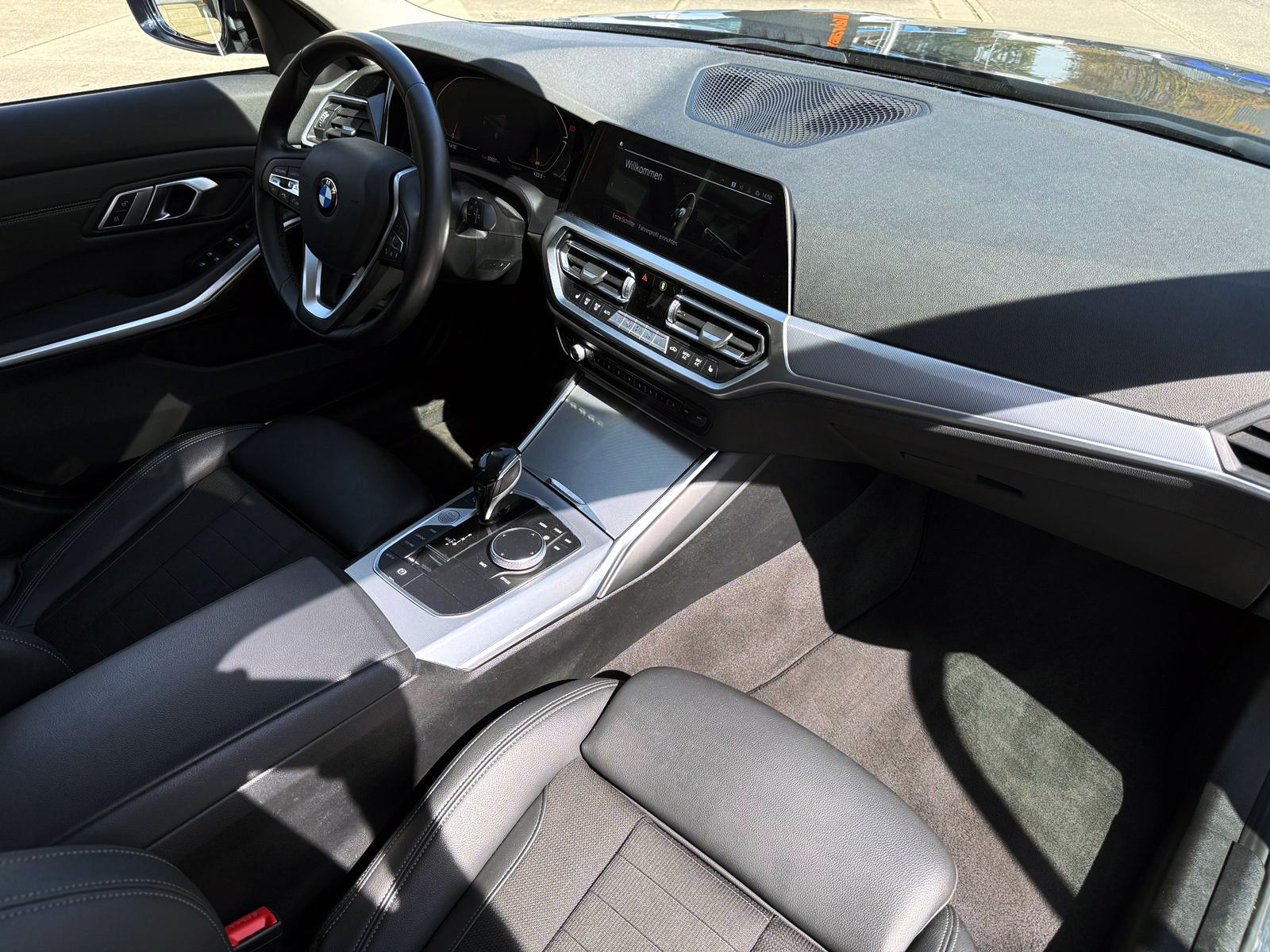 Fahrzeugabbildung BMW 320d Touring Sport-Line ACC AHK 360° LED BT AMBI