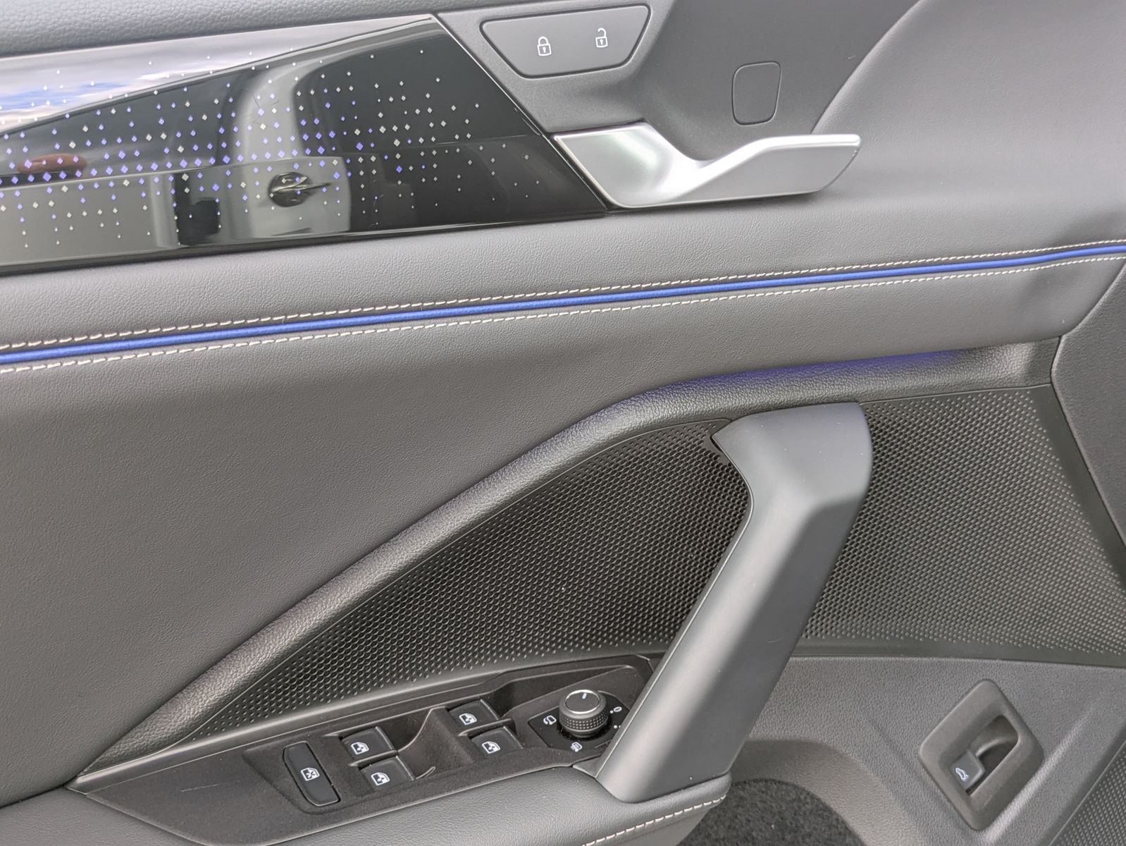Fahrzeugabbildung Volkswagen Tiguan 2.0 TDI 4M R-Line PANO*H&K*AHK*MATRIX*20"