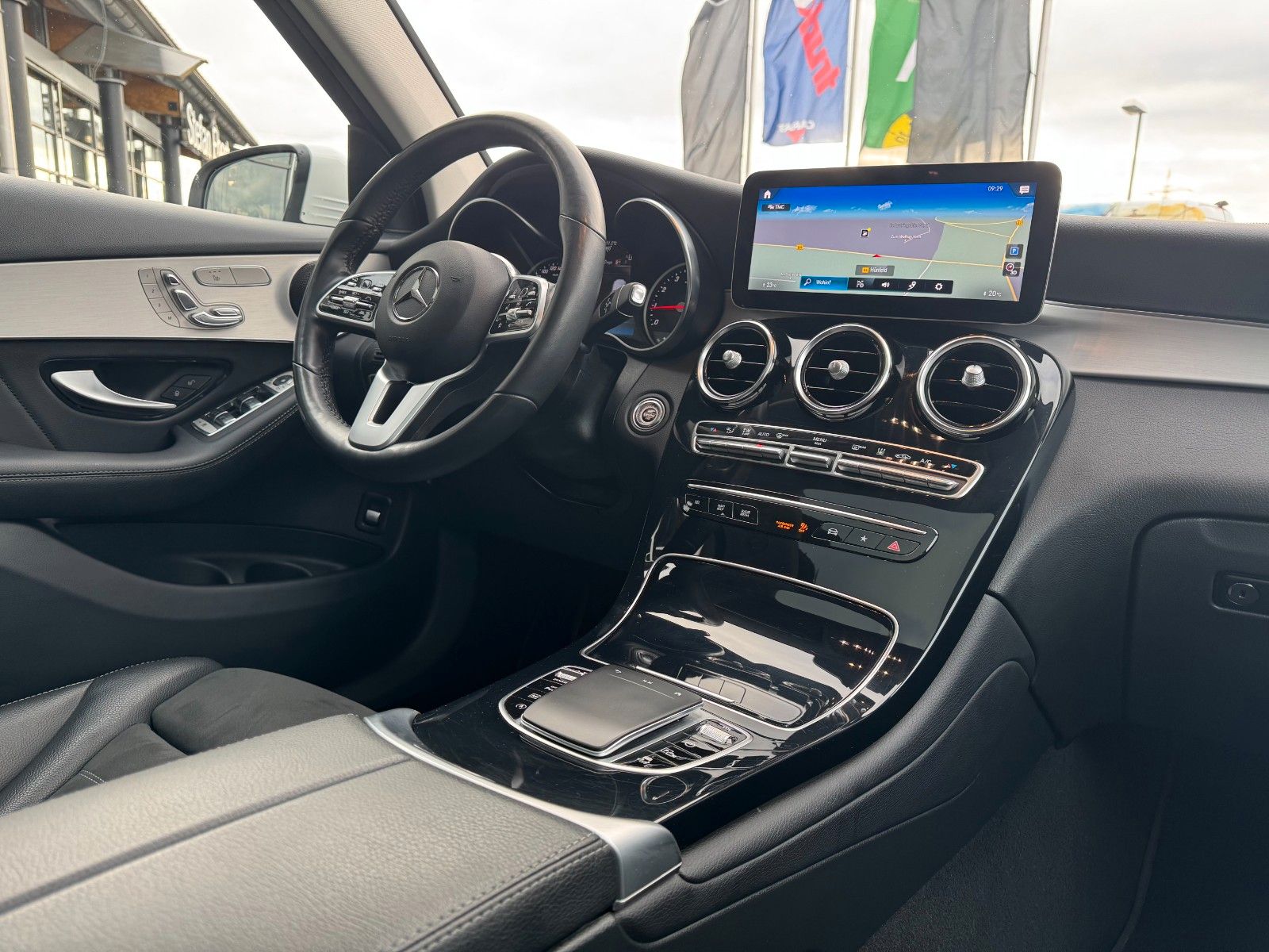 Fahrzeugabbildung Mercedes-Benz GLC 200 4M AMG+Pano+Distr+StandH+AHK+360+HUD