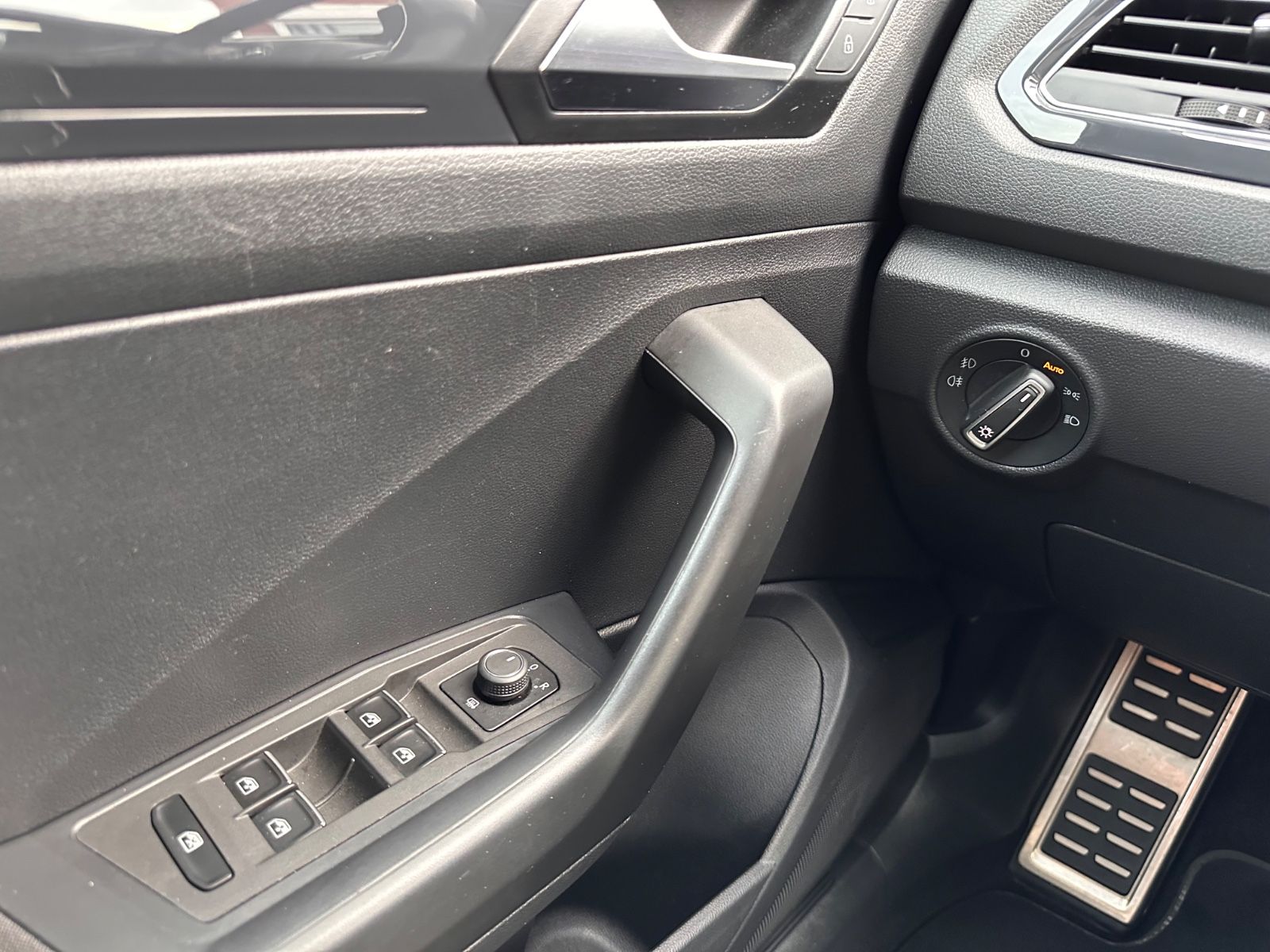 Fahrzeugabbildung Volkswagen T-Roc Sport 2.0 TSI 4Motion DSG LED/ACC/PDC/SHZ