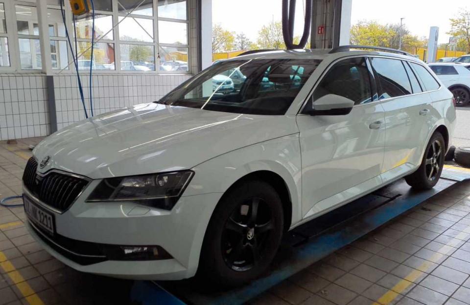 Skoda Superb Combi Ambition BI-XENON*ACC*AHK*NAVI