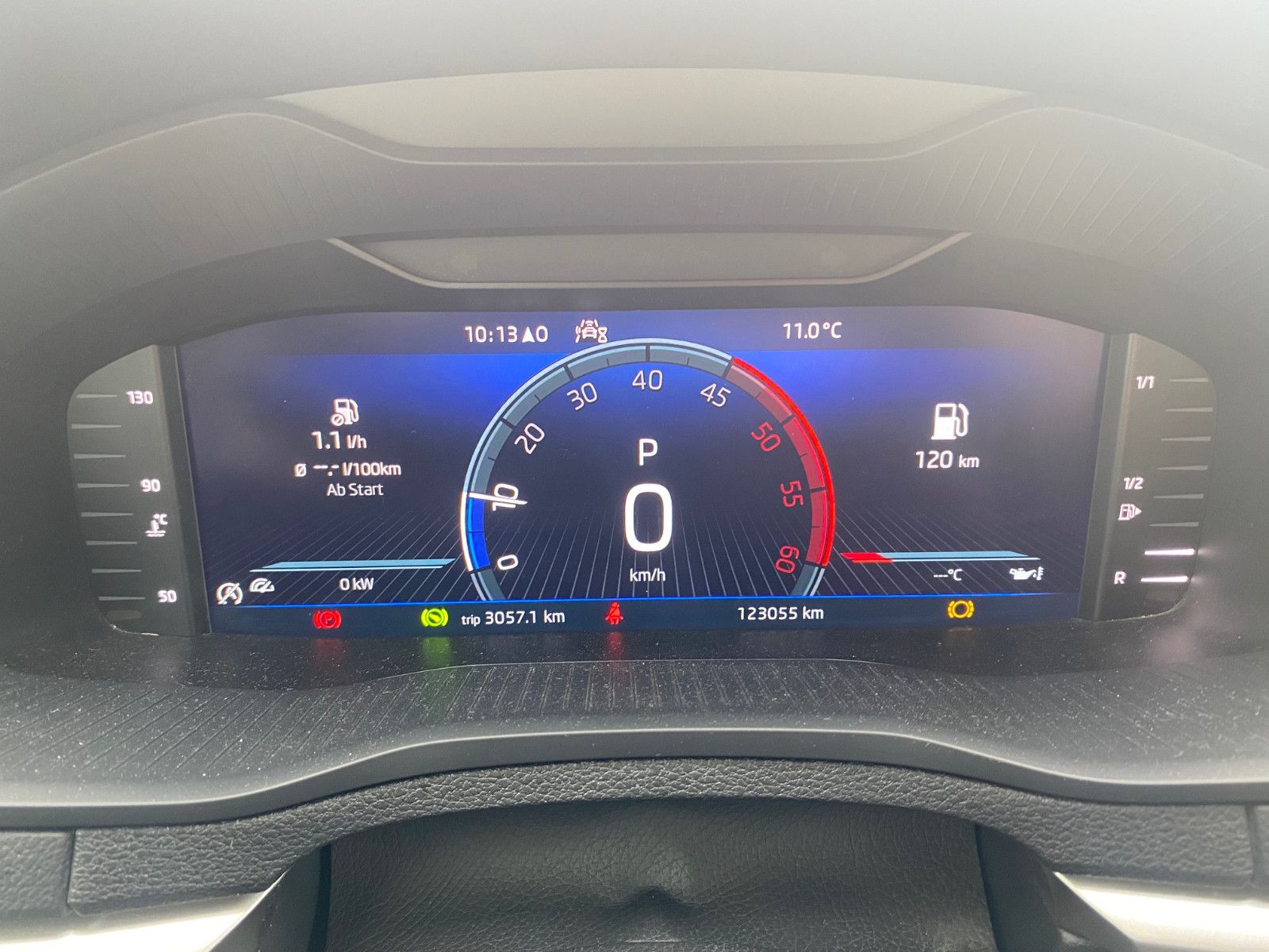 Fahrzeugabbildung SKODA Karoq Tour 2,0 TDI DSG *Navi*AHK*