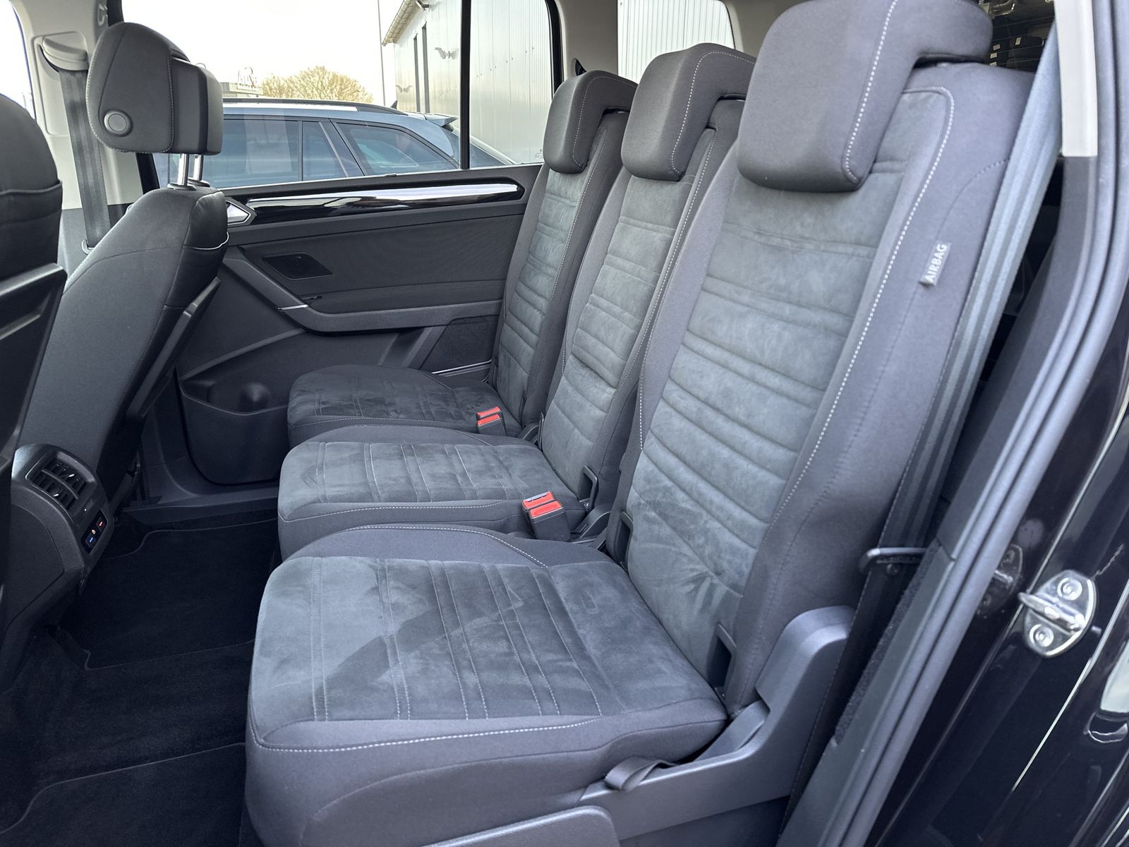 Fahrzeugabbildung Volkswagen Touran 2.0 TDI DSG Highline NAV+LED+ACC+KAM+17ZO