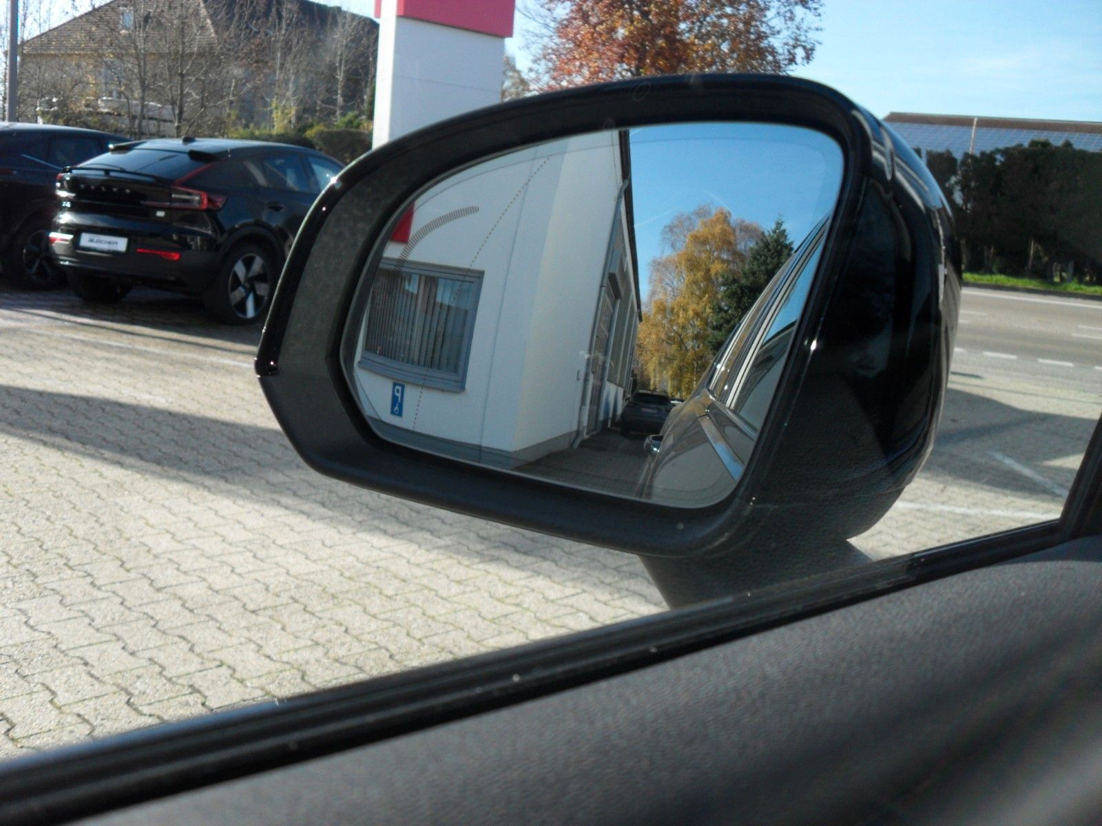 Fahrzeugabbildung Volvo XC 40 B3 Plus Black Edition | 360° | Panor.