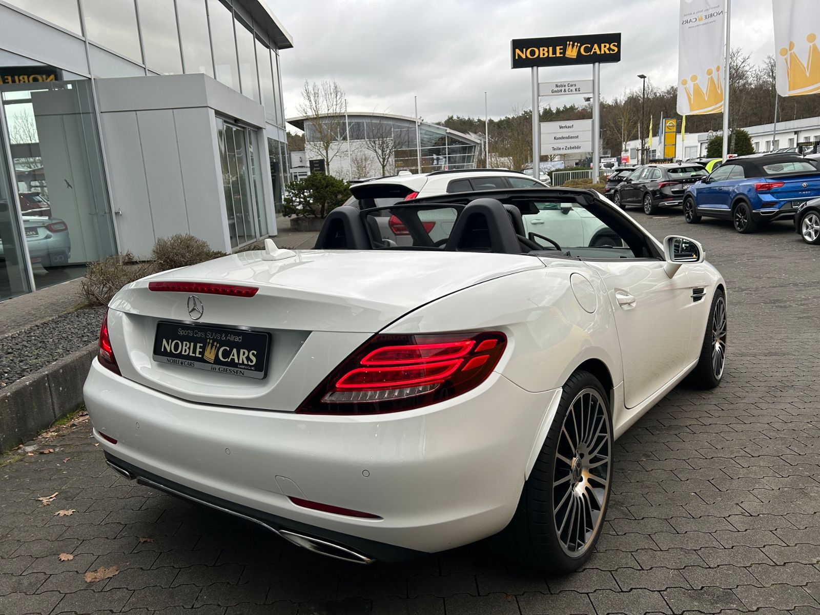 Fahrzeugabbildung Mercedes-Benz SLC 200 9G-Tronic AIRSCARF SHZ PANO NAVI