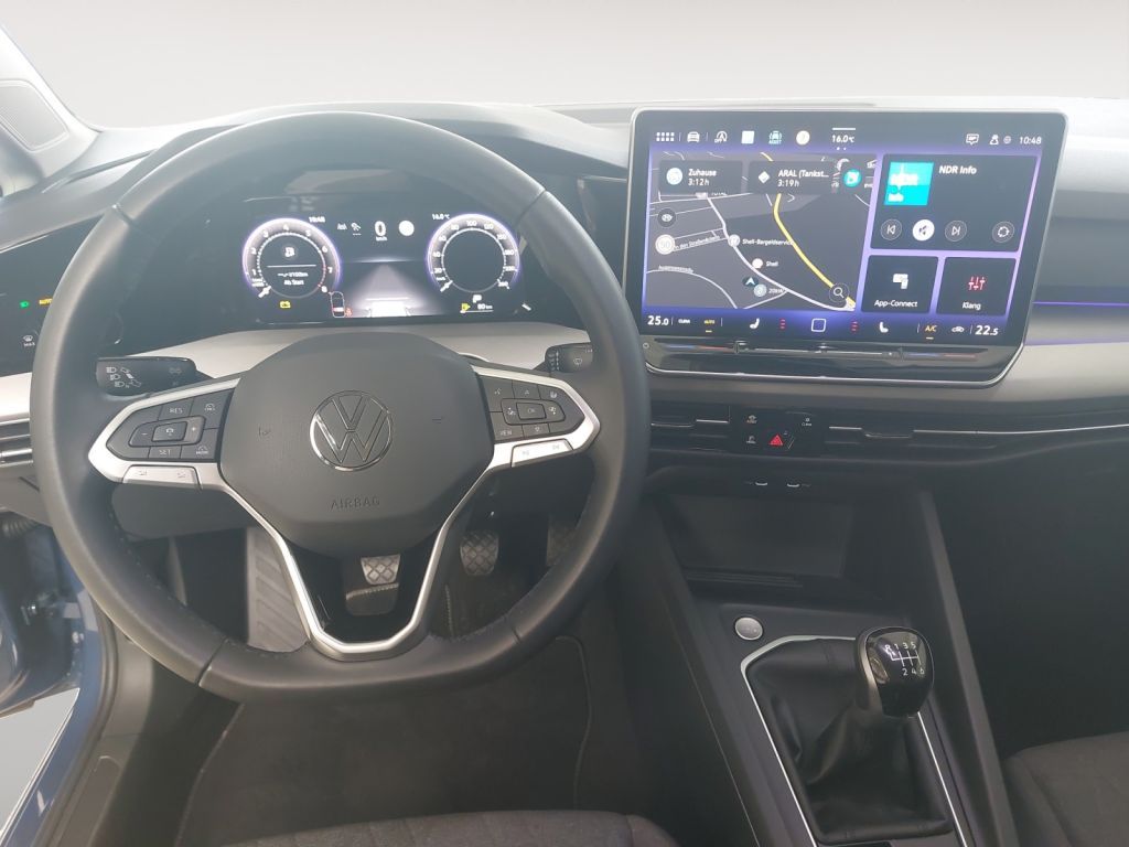 Fahrzeugabbildung Volkswagen Golf Variant 1.5 TSI Life AHZV Navi LED