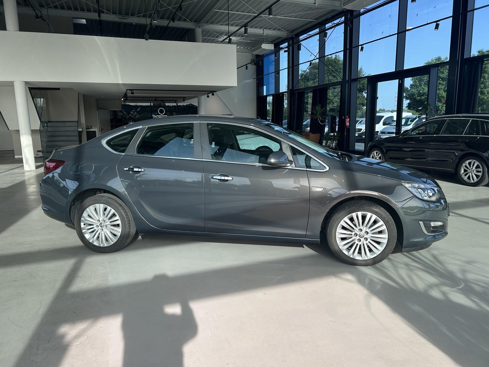 Opel Astra AUTOMATIK+NAVIGATION+SHZ+TEMPOMAT+PDC Astr