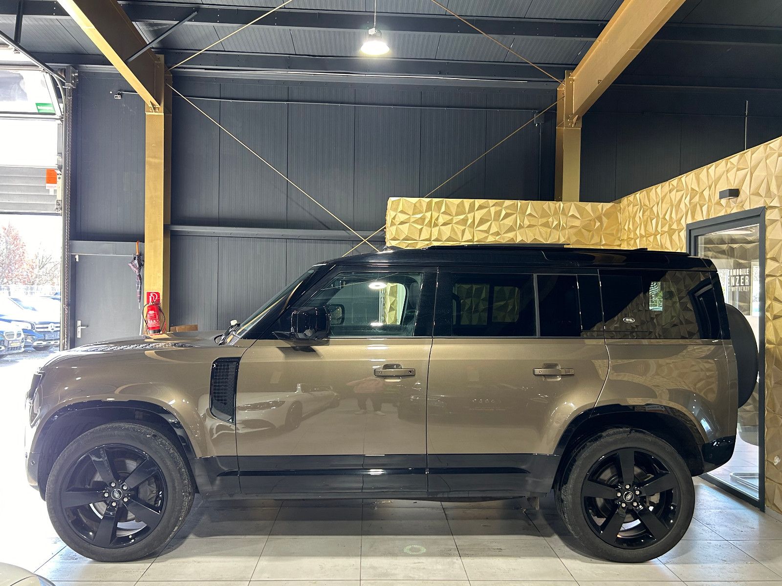 Fahrzeugabbildung Land Rover Defender 110 X-Dynamic S/HEAD-UP/PANO/360°/APPLE