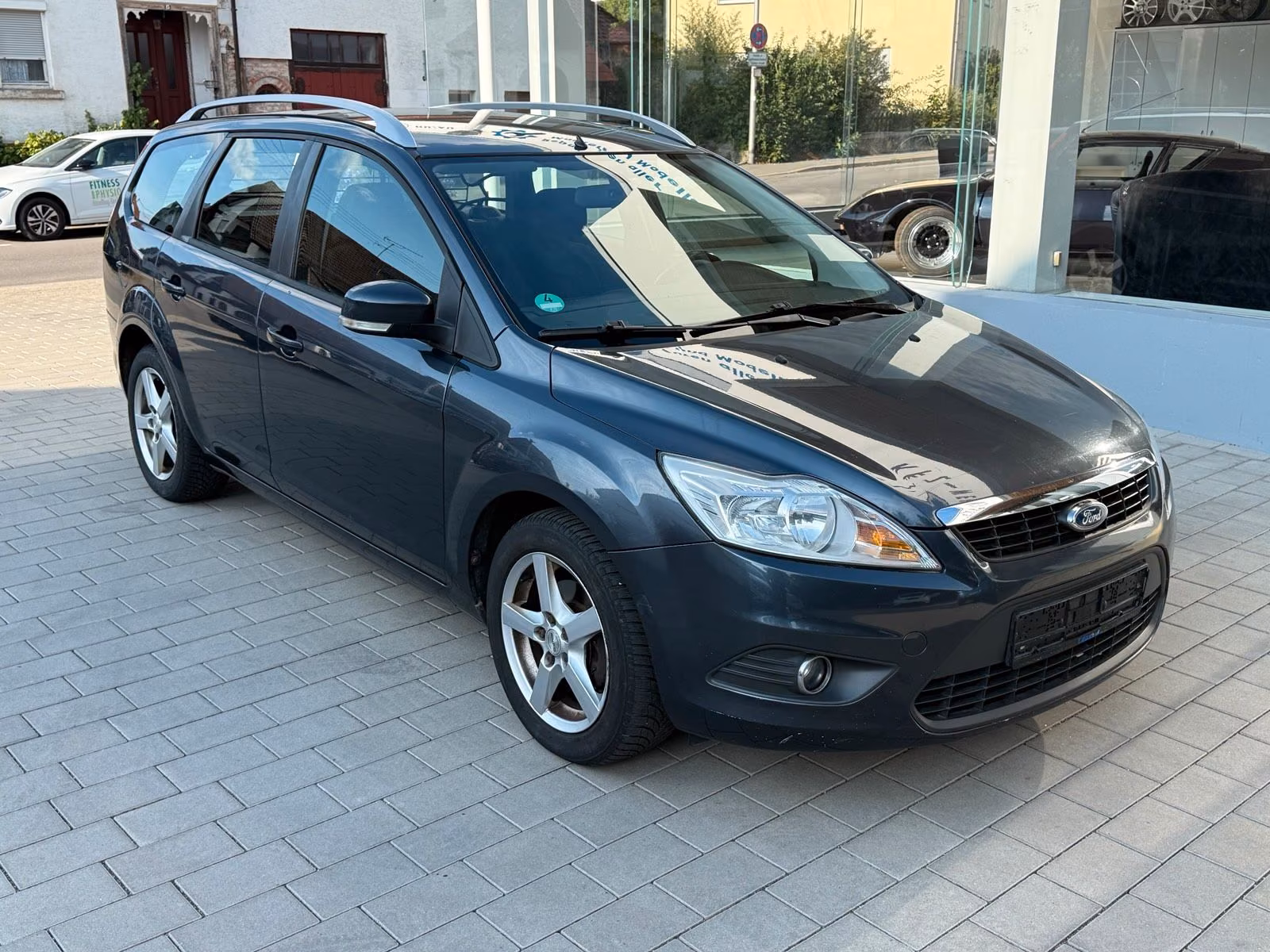 Ford Focus 2010 — rear view