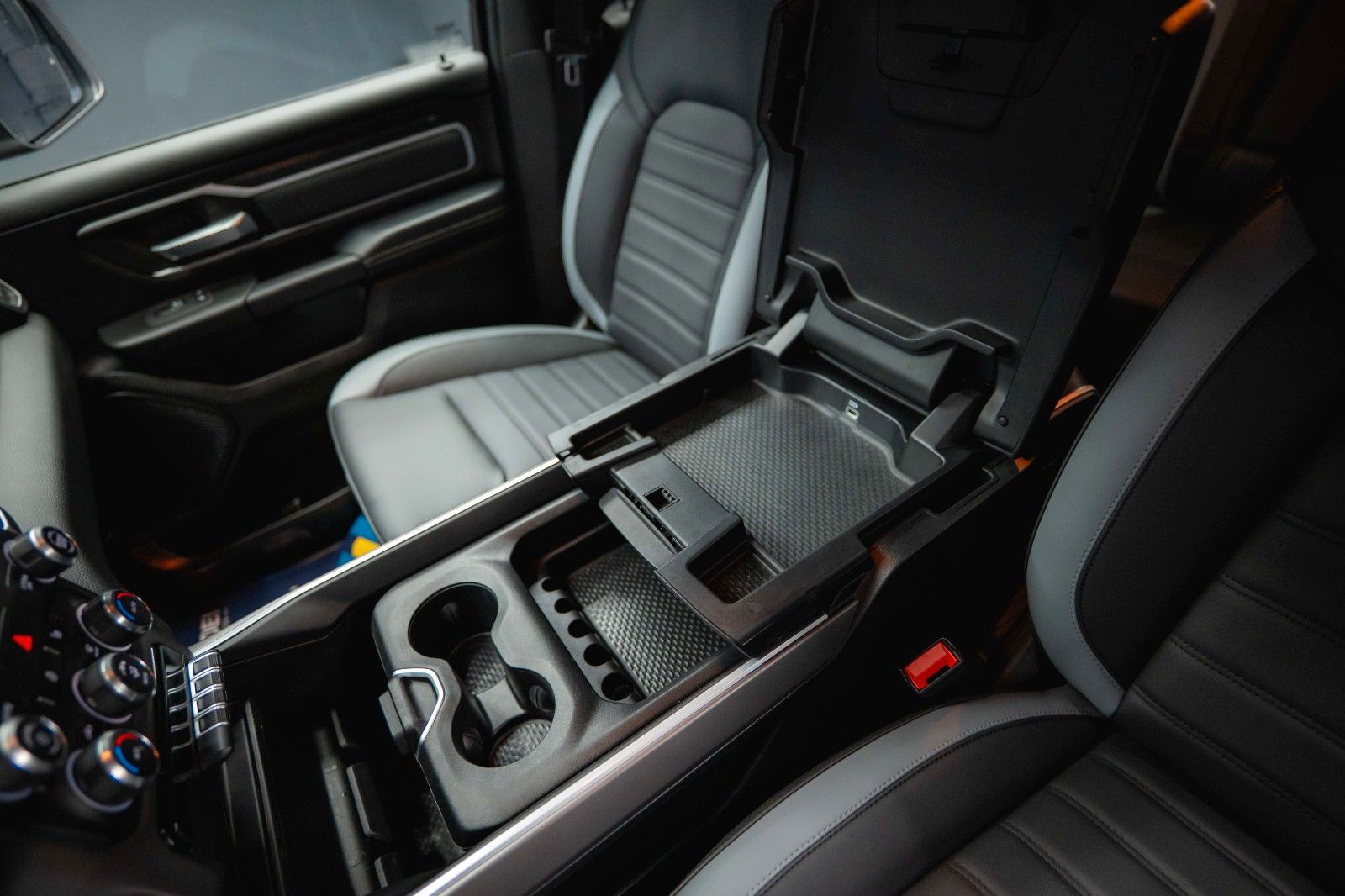 Fahrzeugabbildung Dodge RAM 5.7 V8 HEMI 4x4 OFFROAD Night-Paket *LED*