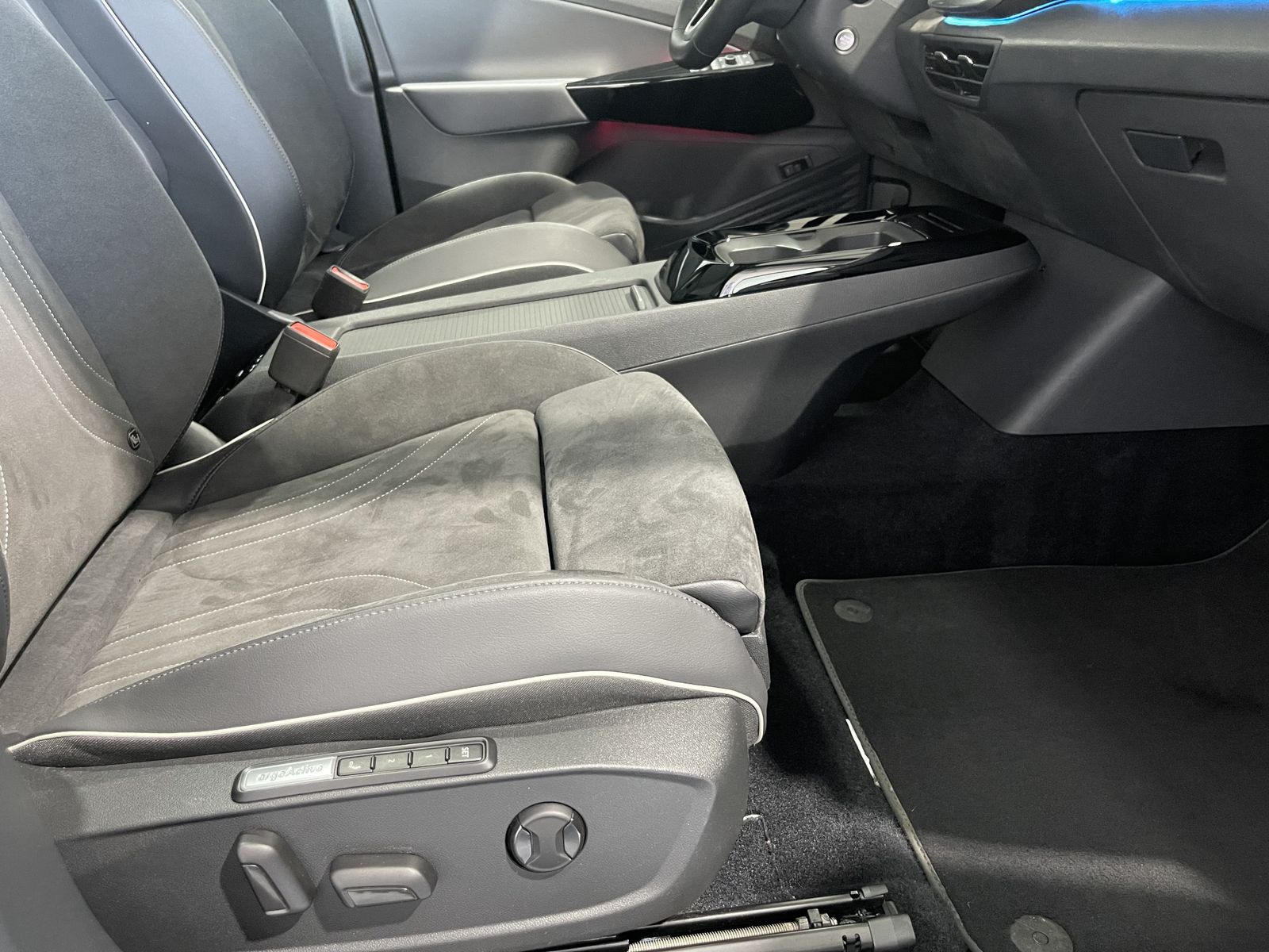 Fahrzeugabbildung Volkswagen ID.4 Pro Performance*LED-Matrix*Pano*Cam*HeadUp*